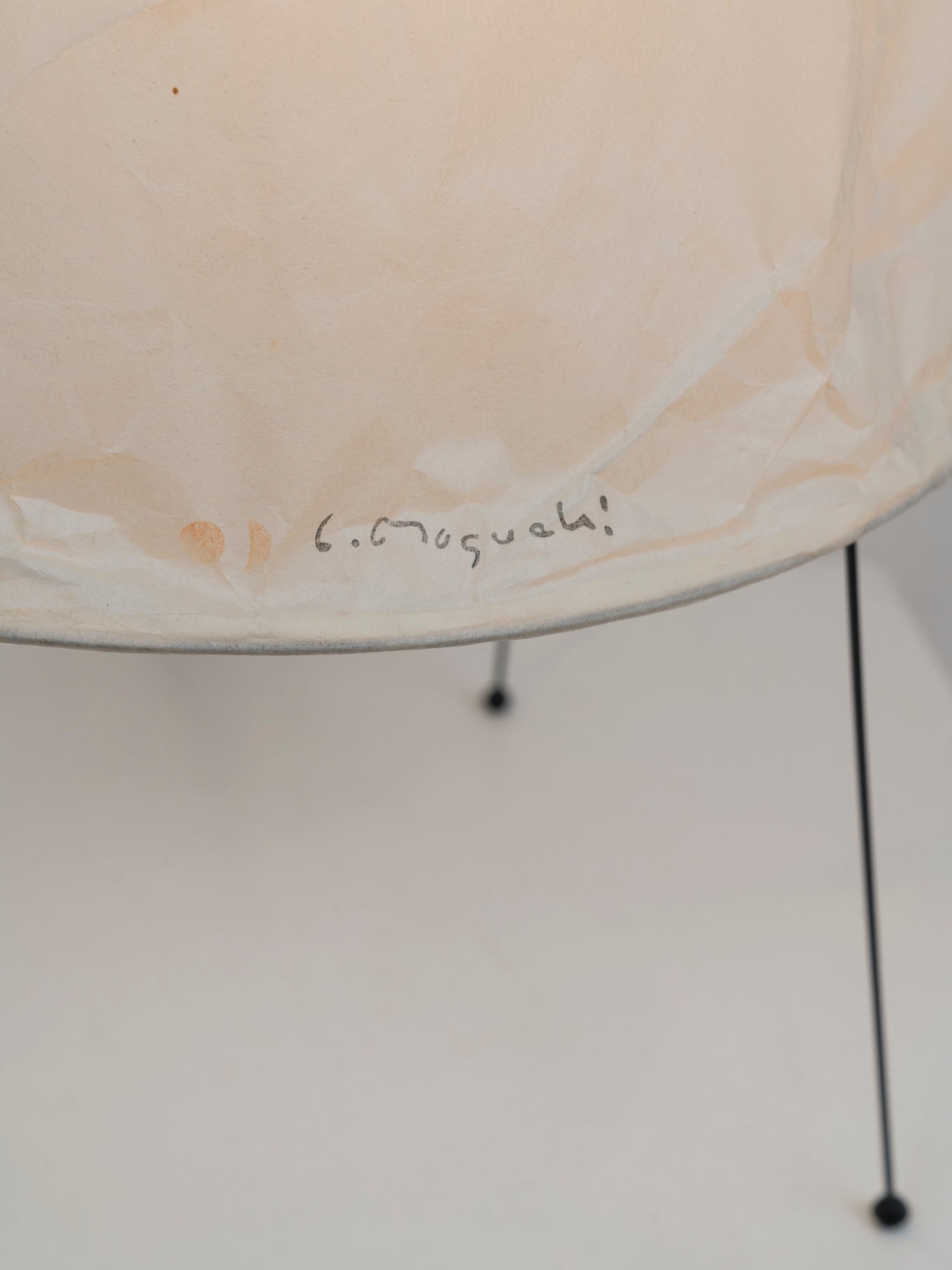 Isamu_Noguchi_Akari_2P_lamp_for_Akari_Associates,_1980s