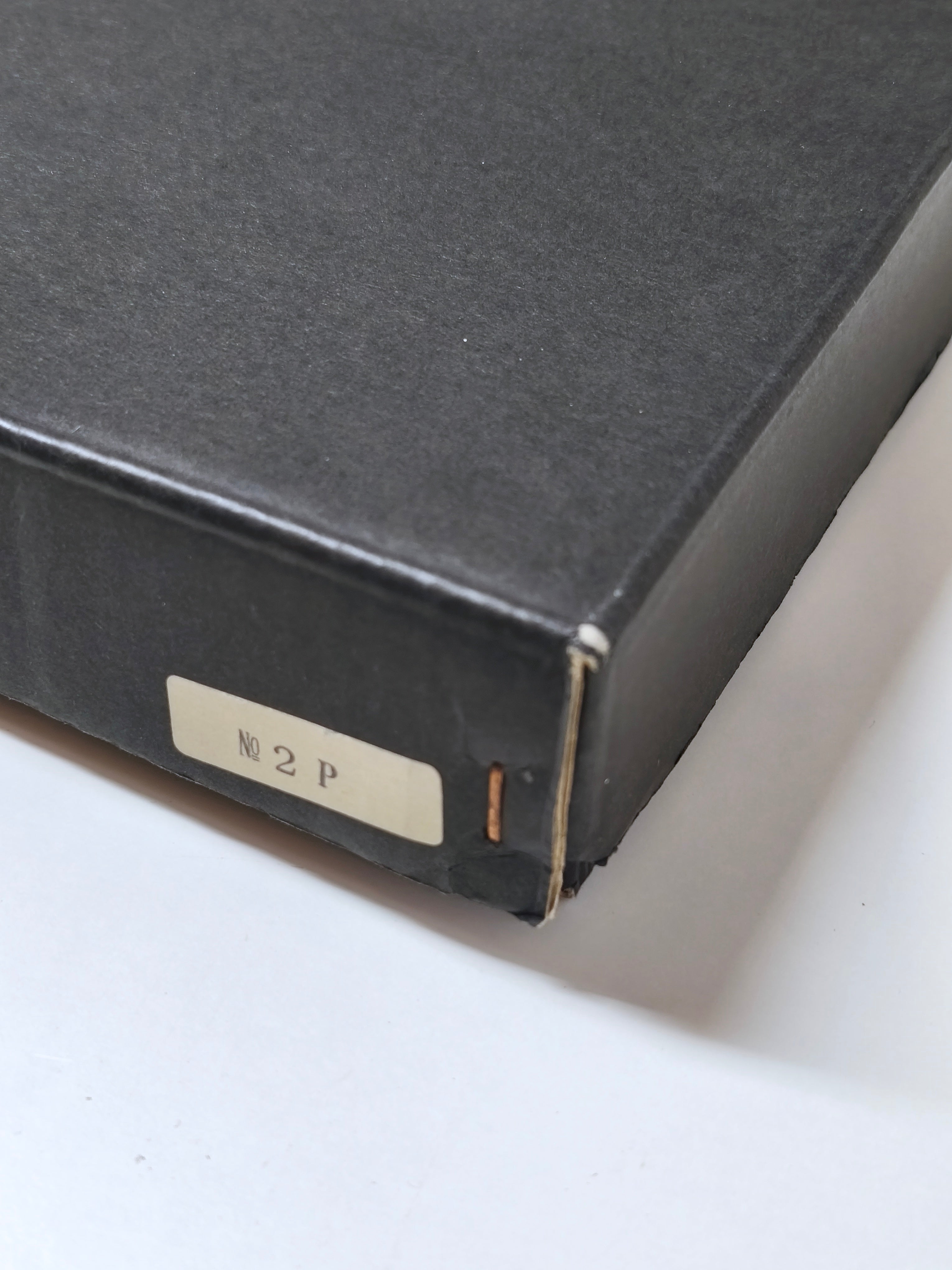 Isamu_Noguchi_Akari_2P_lamp_for_Akari_Associates,_1980s