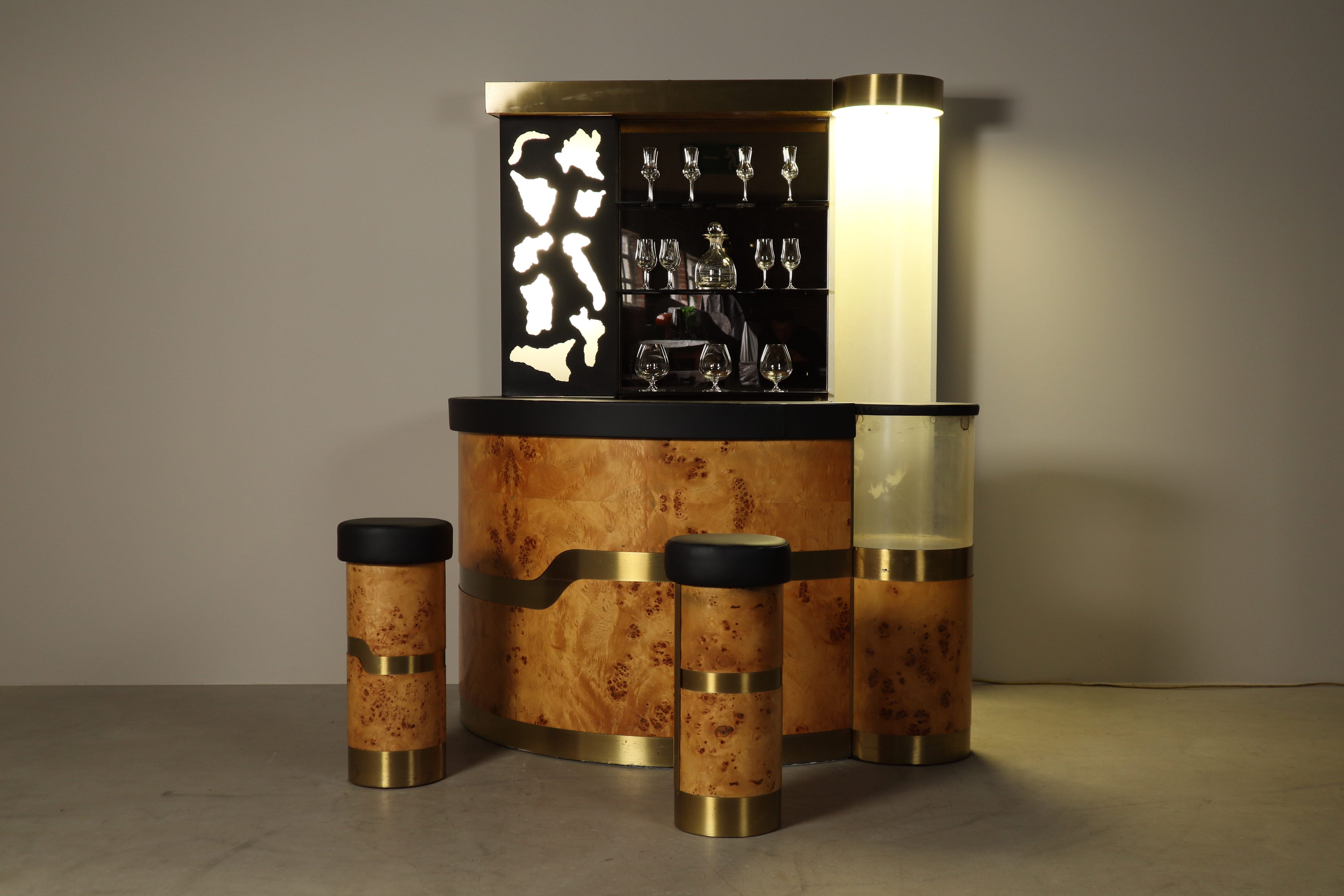 1970s_Italian_Cocktail_Bar_with_Burl_Wood_Veneer,_Illuminated_Back_Bar,_Aquarium_and_2_Matching_Stools