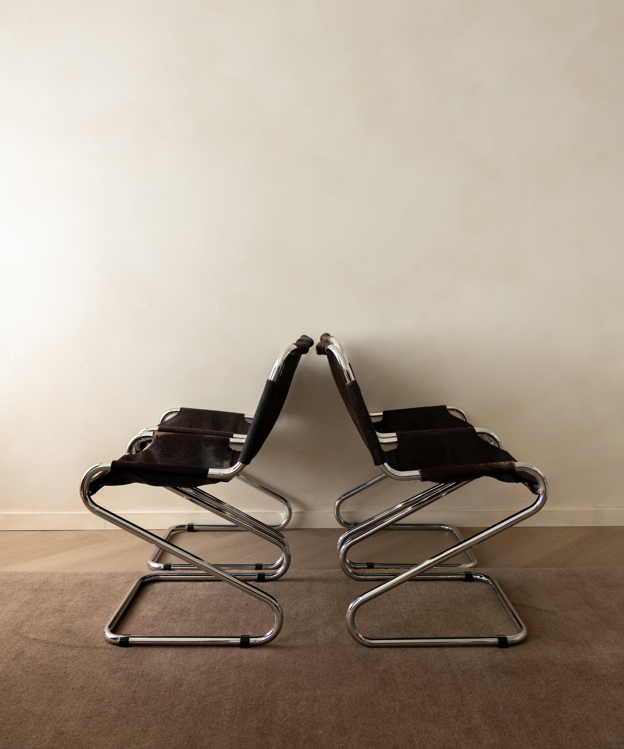 Set_of_4_Italian_Cantilever_Dining_Chairs_in_Brown_Cowhide_and_Chrome,_1970s