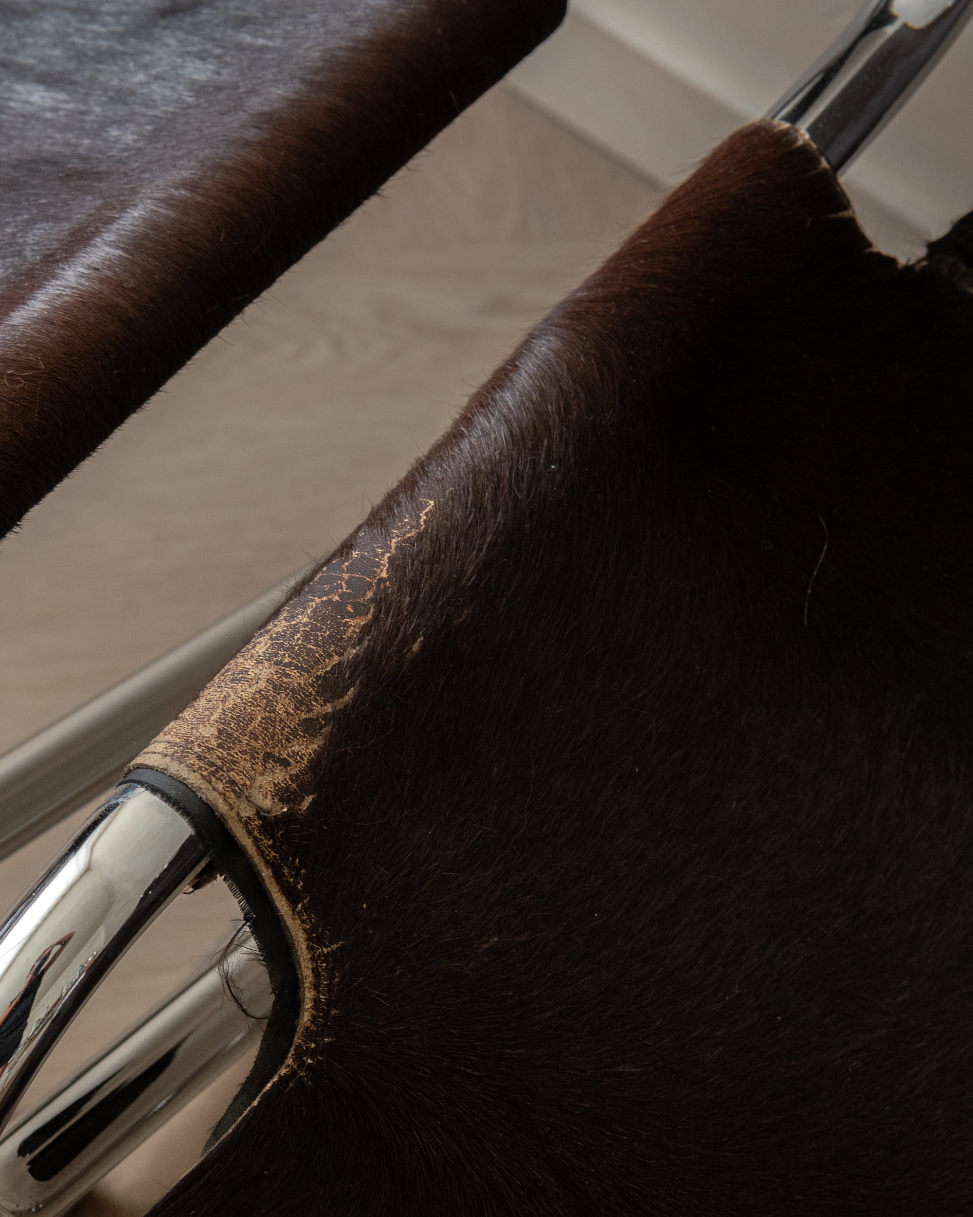 Set_of_4_Italian_Cantilever_Dining_Chairs_in_Brown_Cowhide_and_Chrome,_1970s