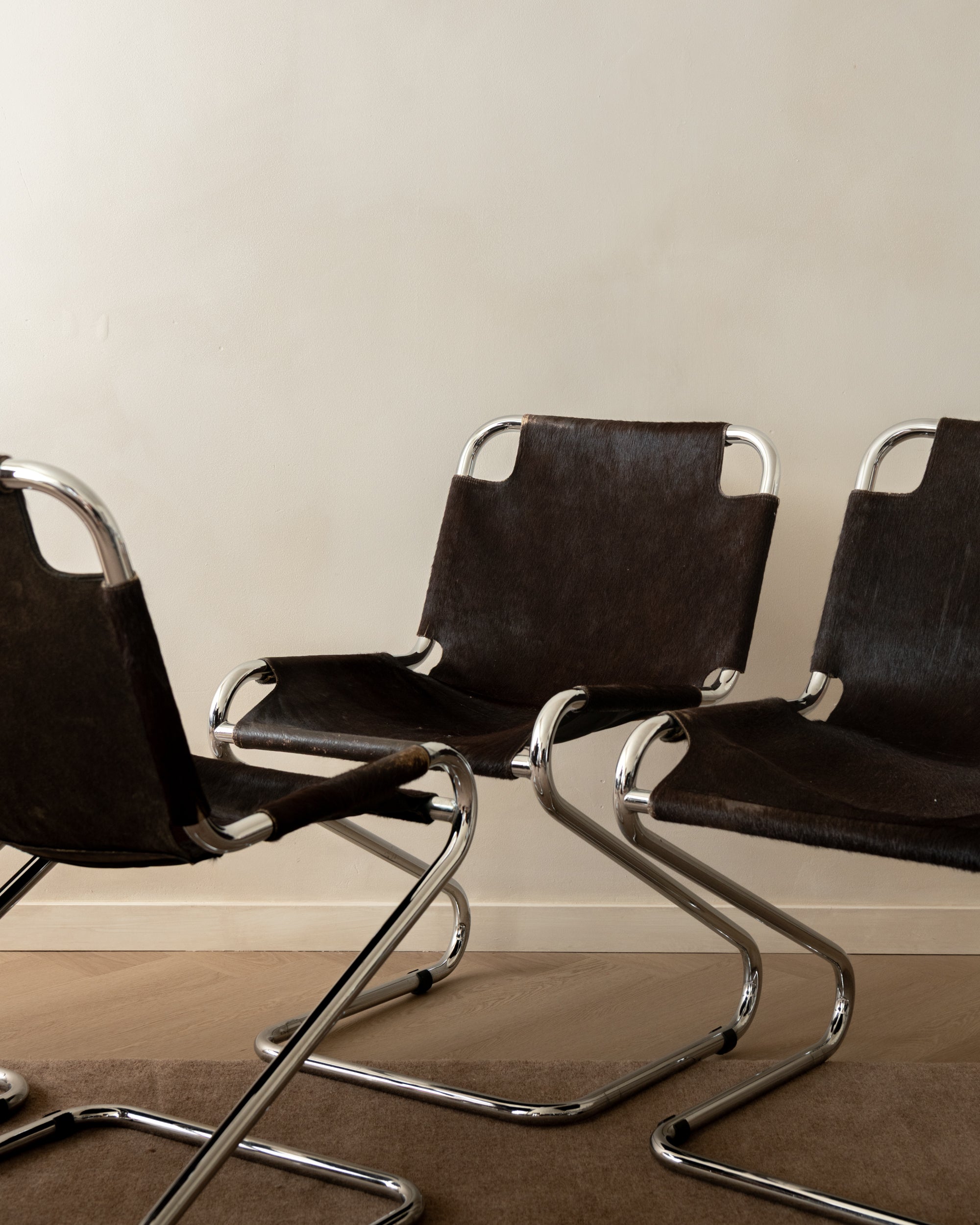 Set_of_4_Italian_Cantilever_Dining_Chairs_in_Brown_Cowhide_and_Chrome,_1970s