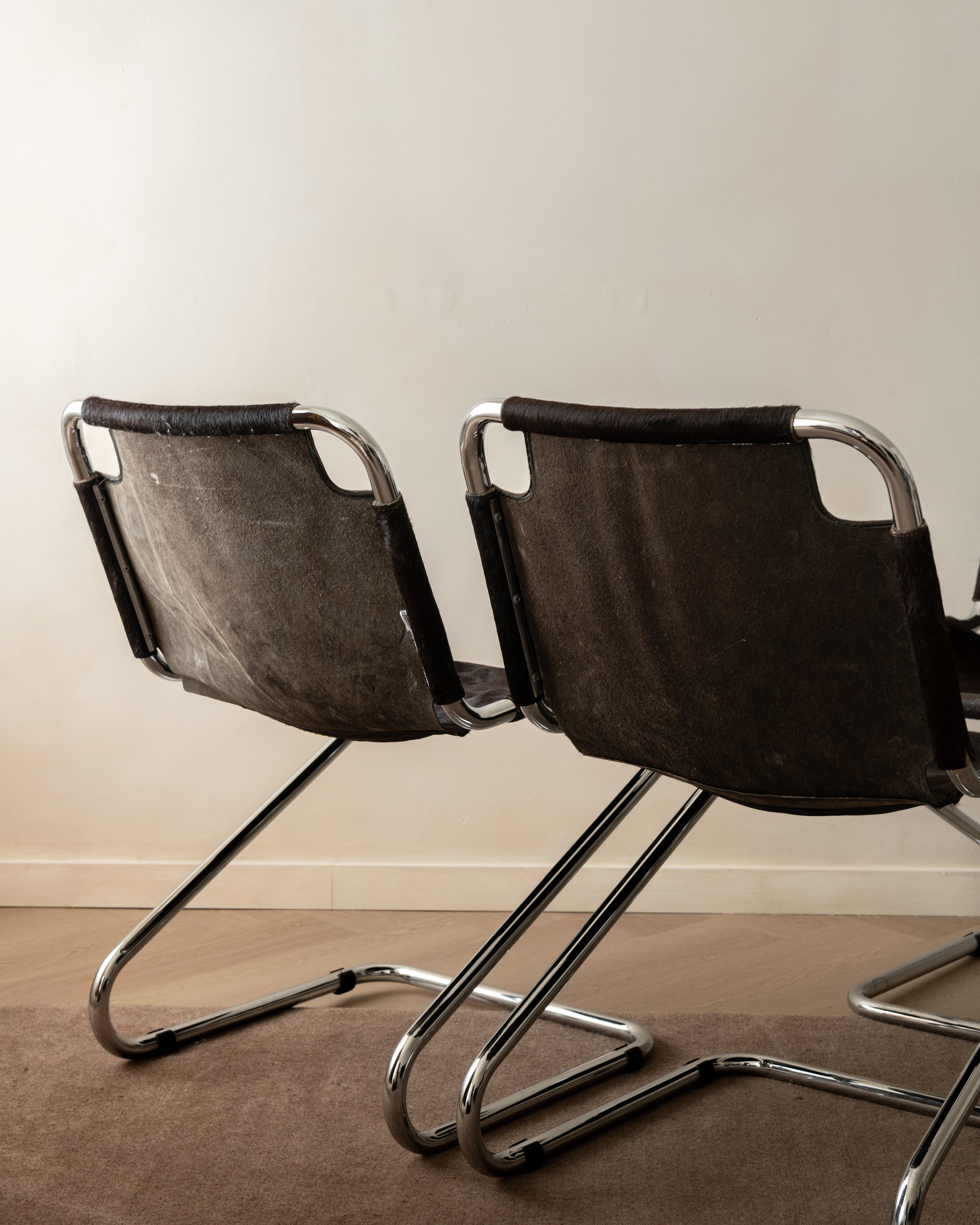 Set_of_4_Italian_Cantilever_Dining_Chairs_in_Brown_Cowhide_and_Chrome,_1970s