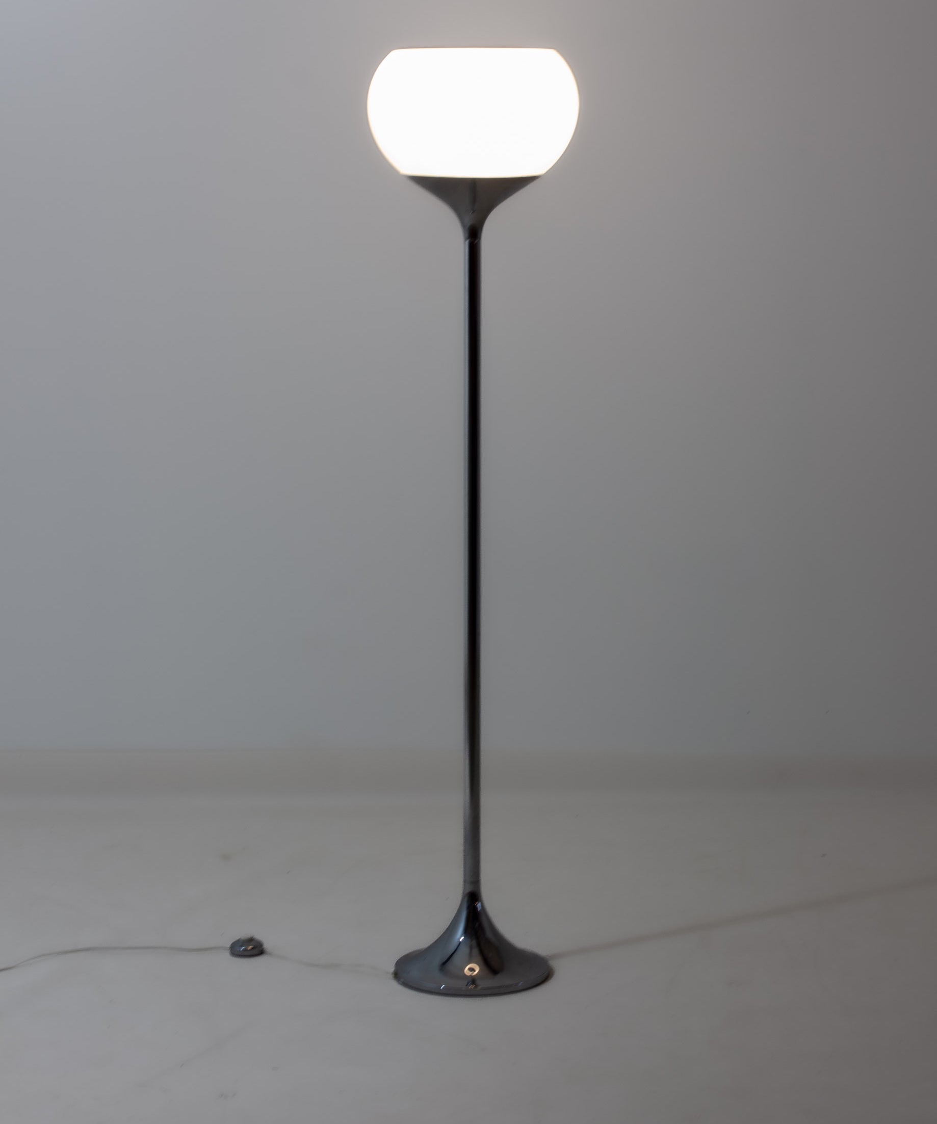 Vintage_Italian_Chrome_Floor_Lamp_Attributed_to_Guzzini,_1970s_Space_Age_White_Dome_Lamp