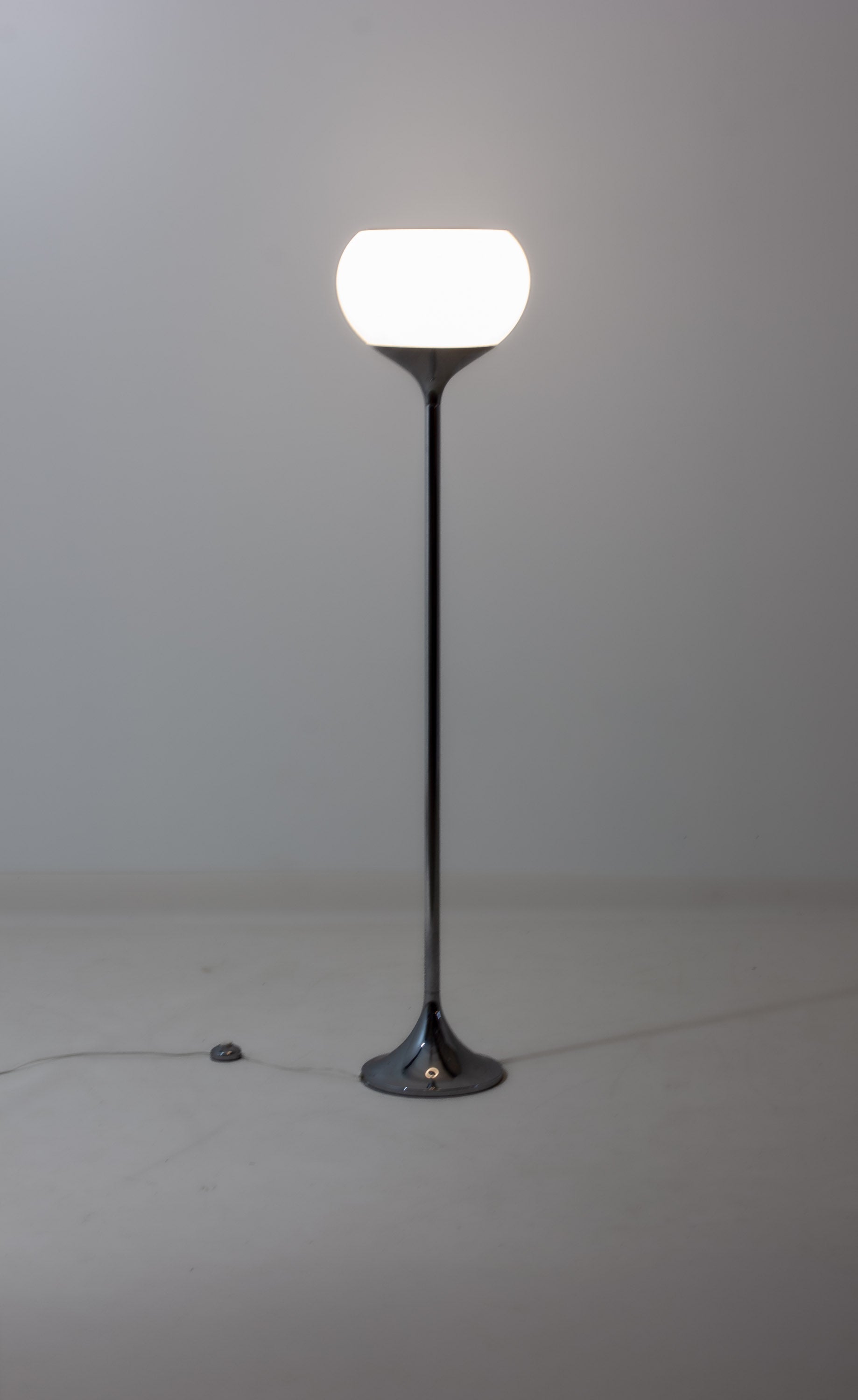 Vintage_Italian_Chrome_Floor_Lamp_Attributed_to_Guzzini,_1970s_Space_Age_White_Dome_Lamp