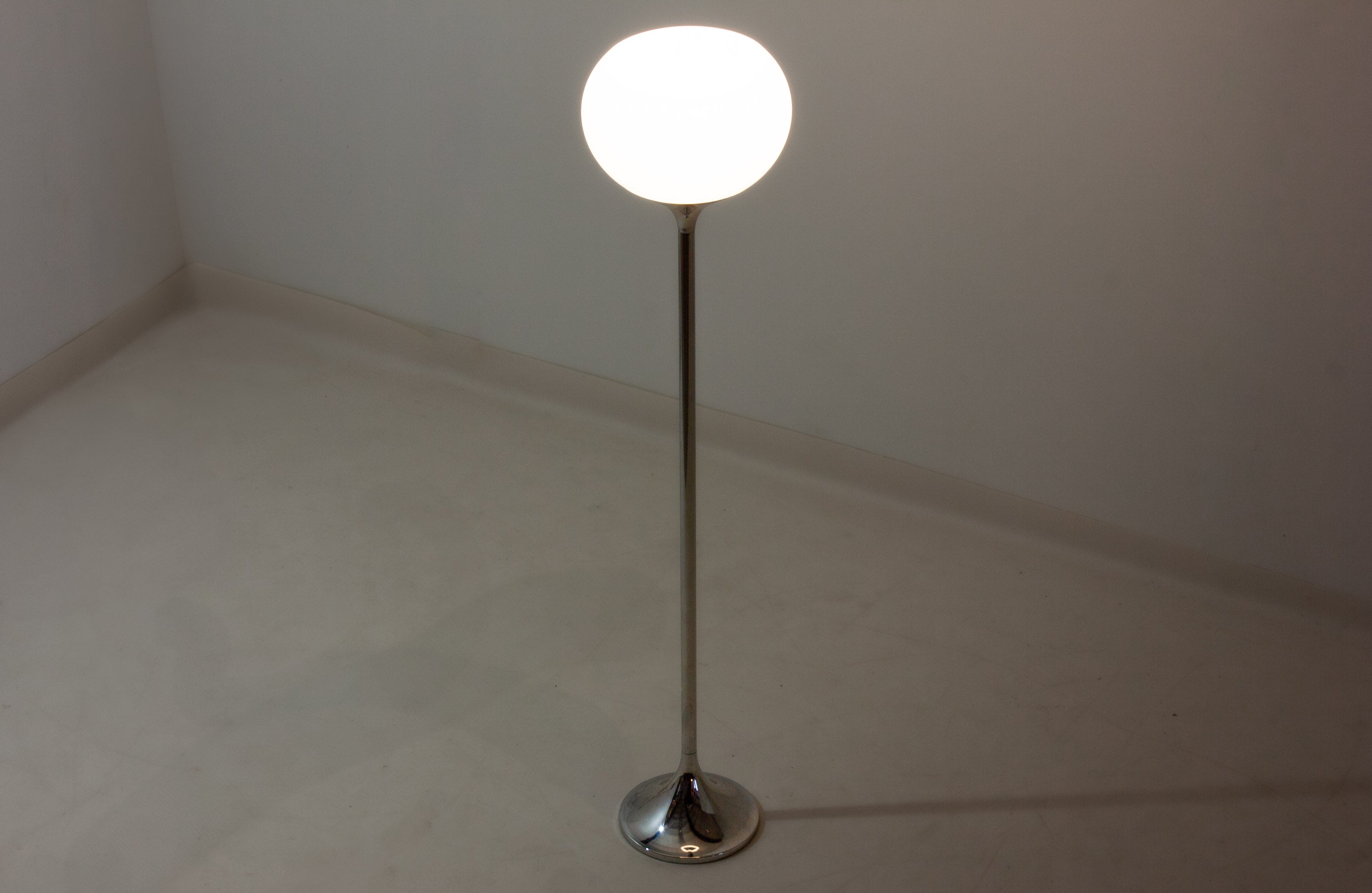 Vintage_Italian_Chrome_Floor_Lamp_Attributed_to_Guzzini,_1970s_Space_Age_White_Dome_Lamp