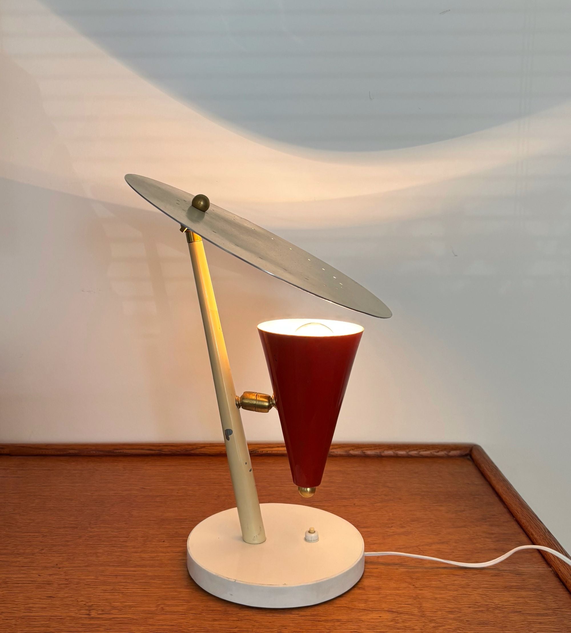 Italian_design_table_or_desk_lamp,_1950s