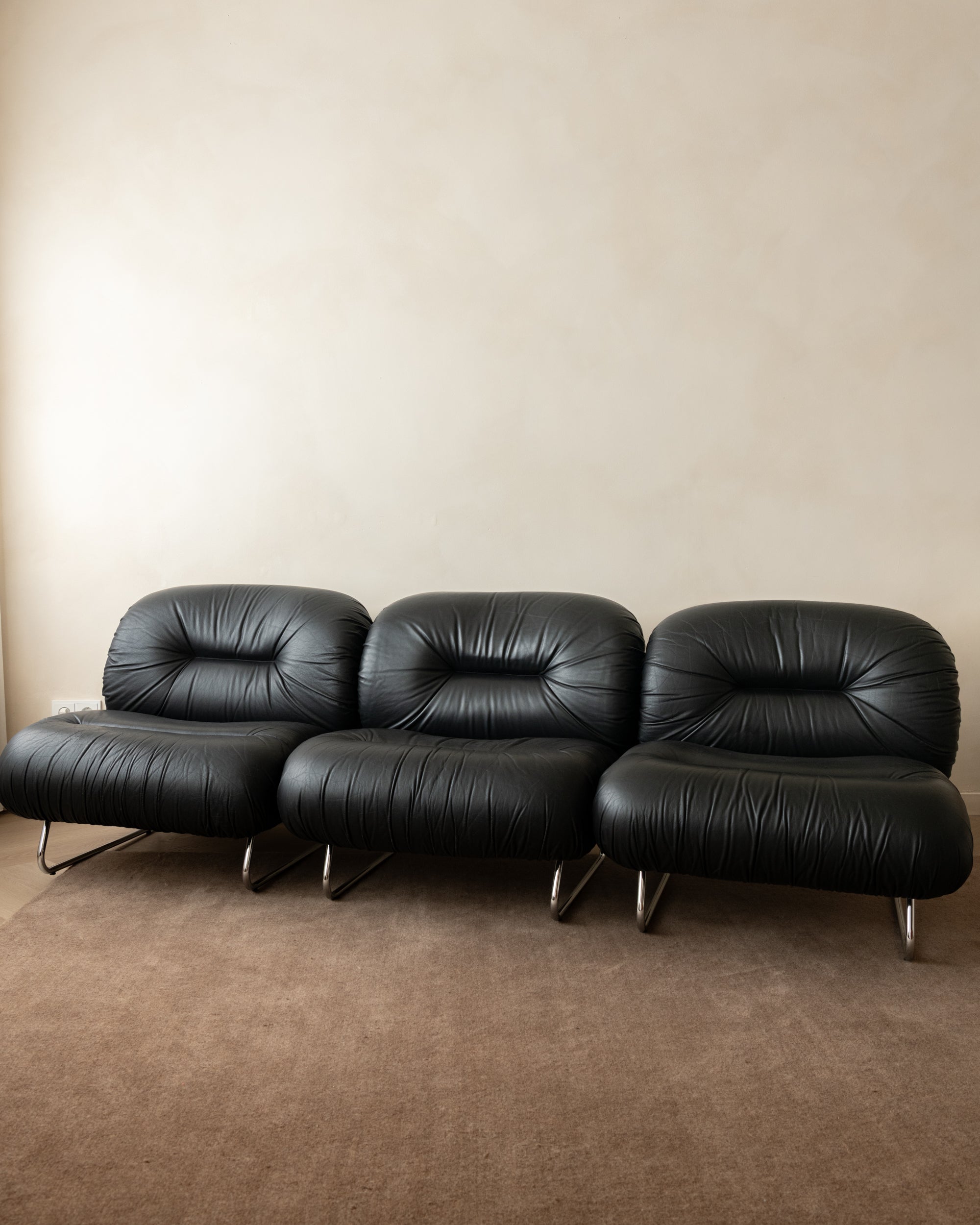Set_of_3_Italian_Modernist_Lounge_Chairs_in_Black_Leather_and_Chrome,_1980s