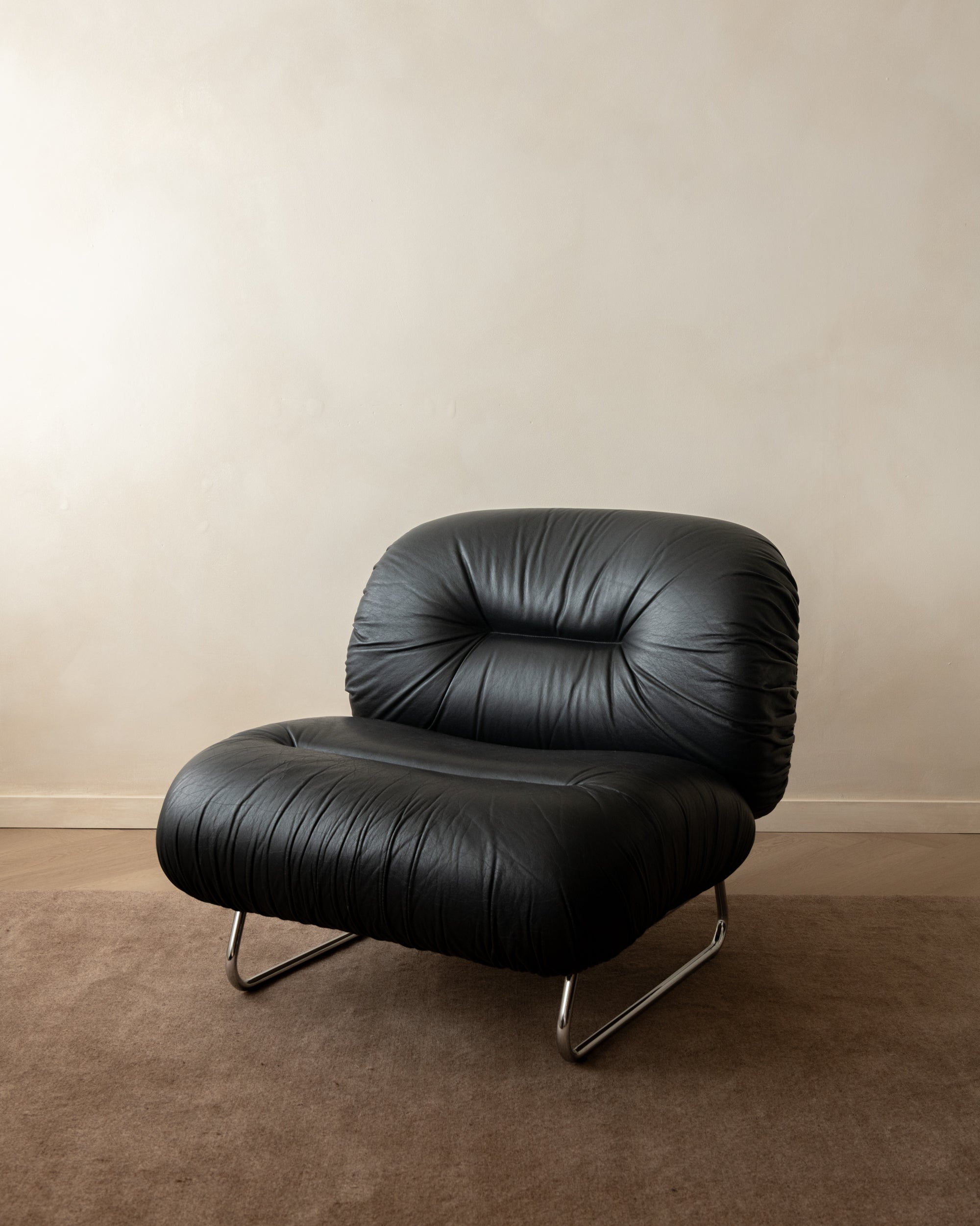 Set_of_3_Italian_Modernist_Lounge_Chairs_in_Black_Leather_and_Chrome,_1980s