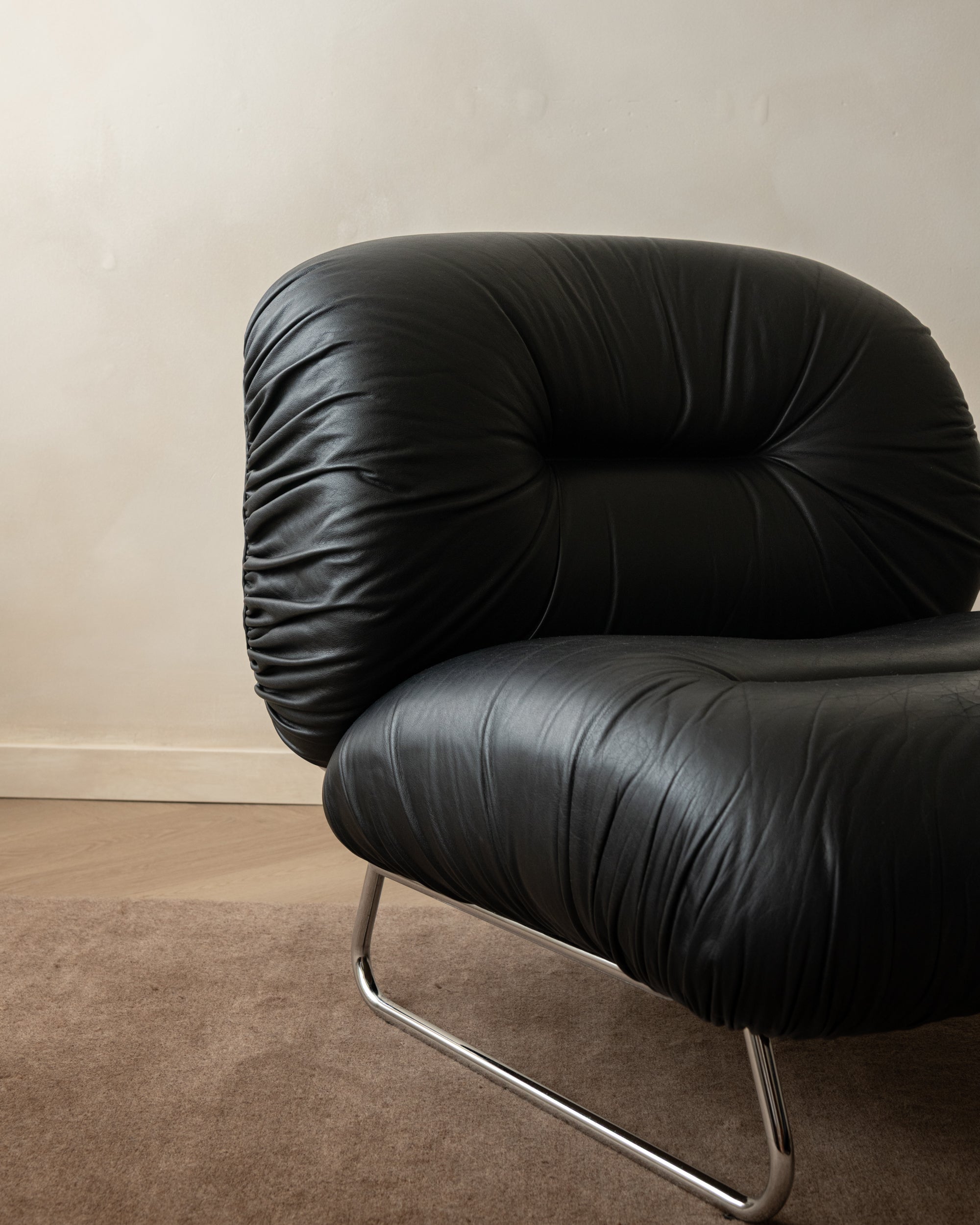 Set_of_3_Italian_Modernist_Lounge_Chairs_in_Black_Leather_and_Chrome,_1980s