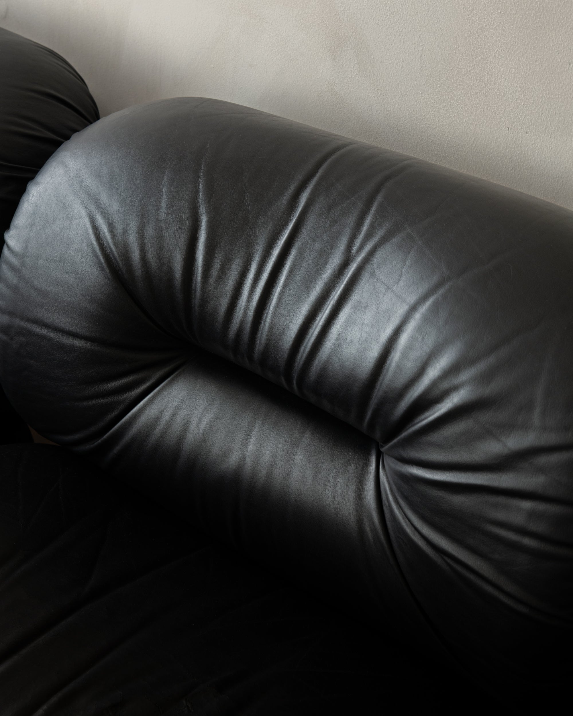 Set_of_3_Italian_Modernist_Lounge_Chairs_in_Black_Leather_and_Chrome,_1980s