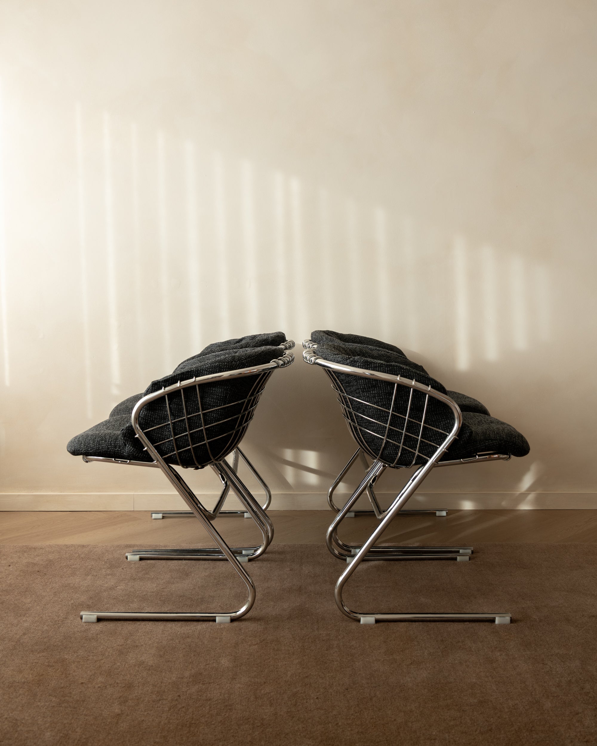 Set_of_4_Flynn_Dining_Chairs_by_Gastone_Rinaldi_for_Thema,_Chrome_&_Charcoal_Upholstery,_Italy,_1970s