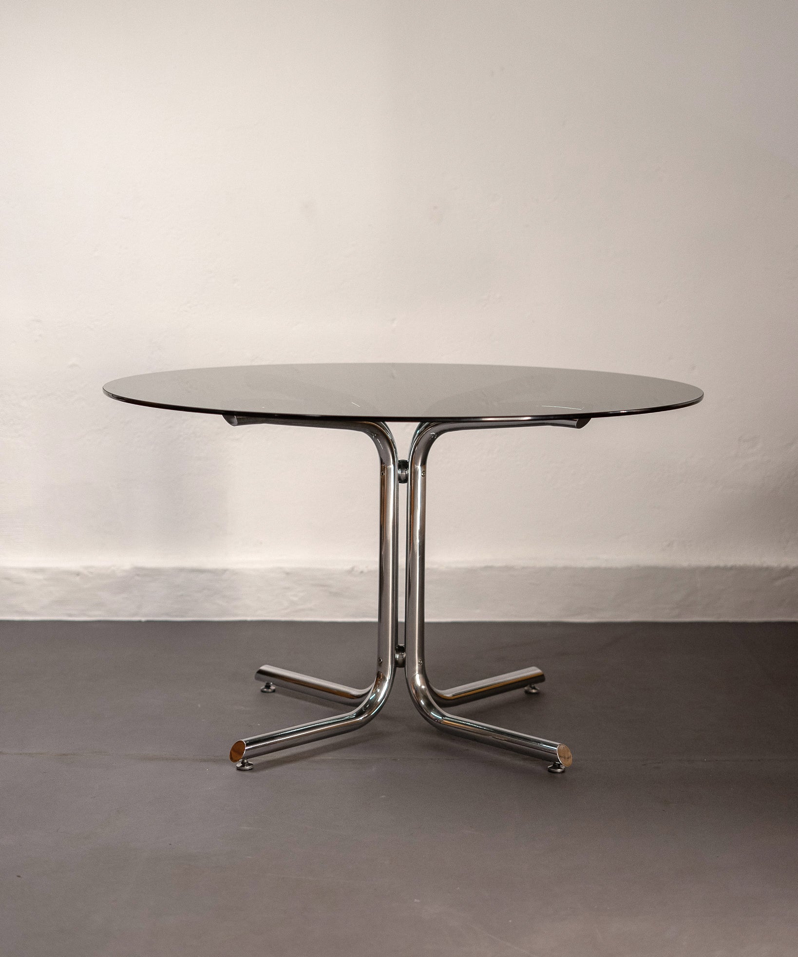 Round_Dining_Table_made_of_Tubular_Chrome_Steel_and_Smoked_Glass