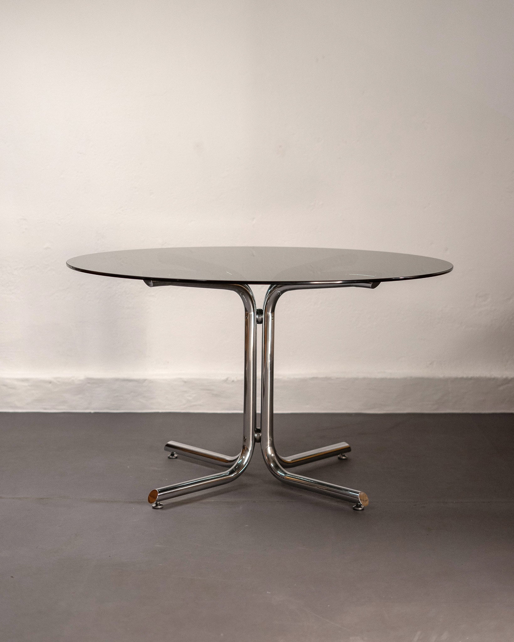 Round_Dining_Table_made_of_Tubular_Chrome_Steel_and_Smoked_Glass