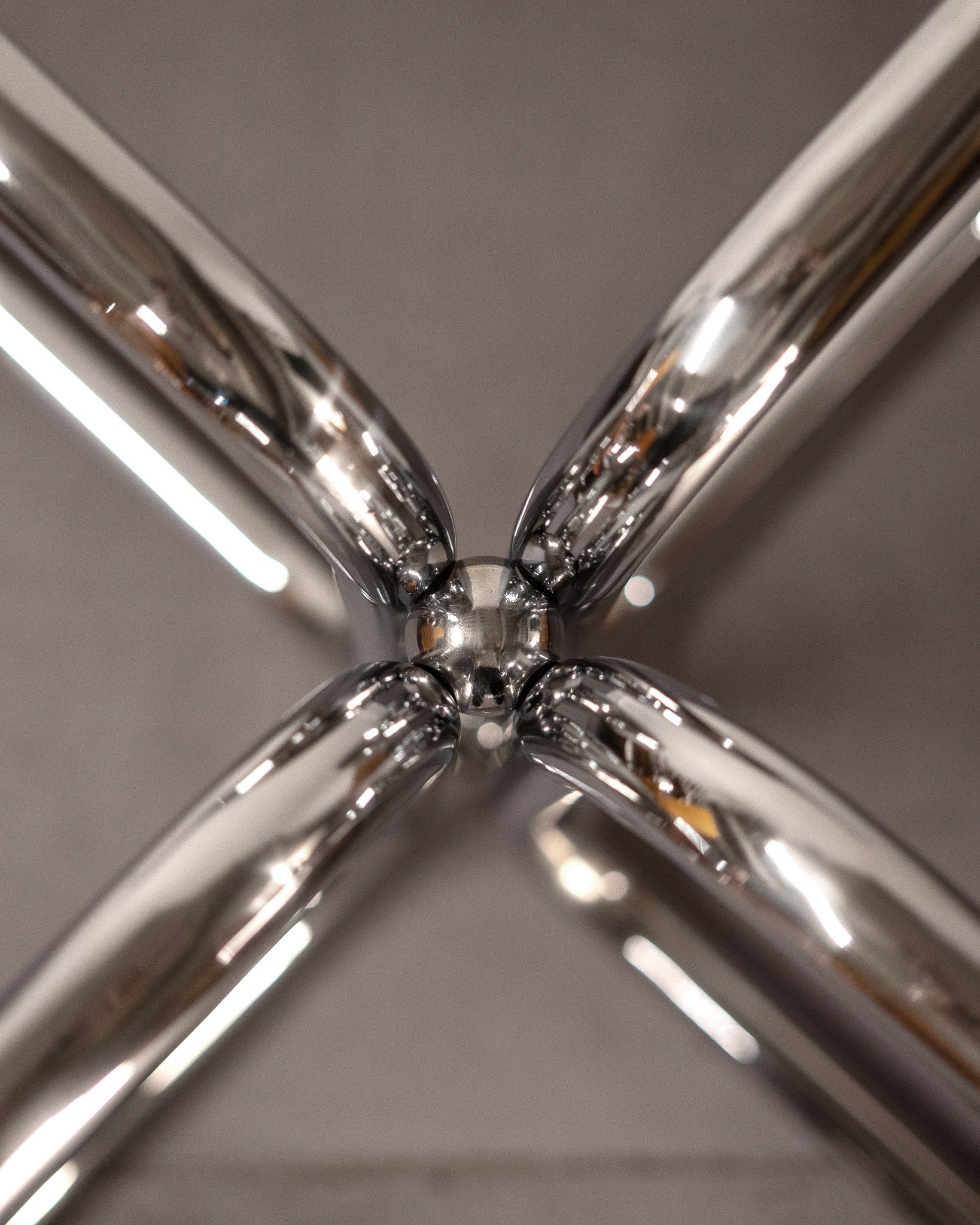 Round_Dining_Table_made_of_Tubular_Chrome_Steel_and_Smoked_Glass