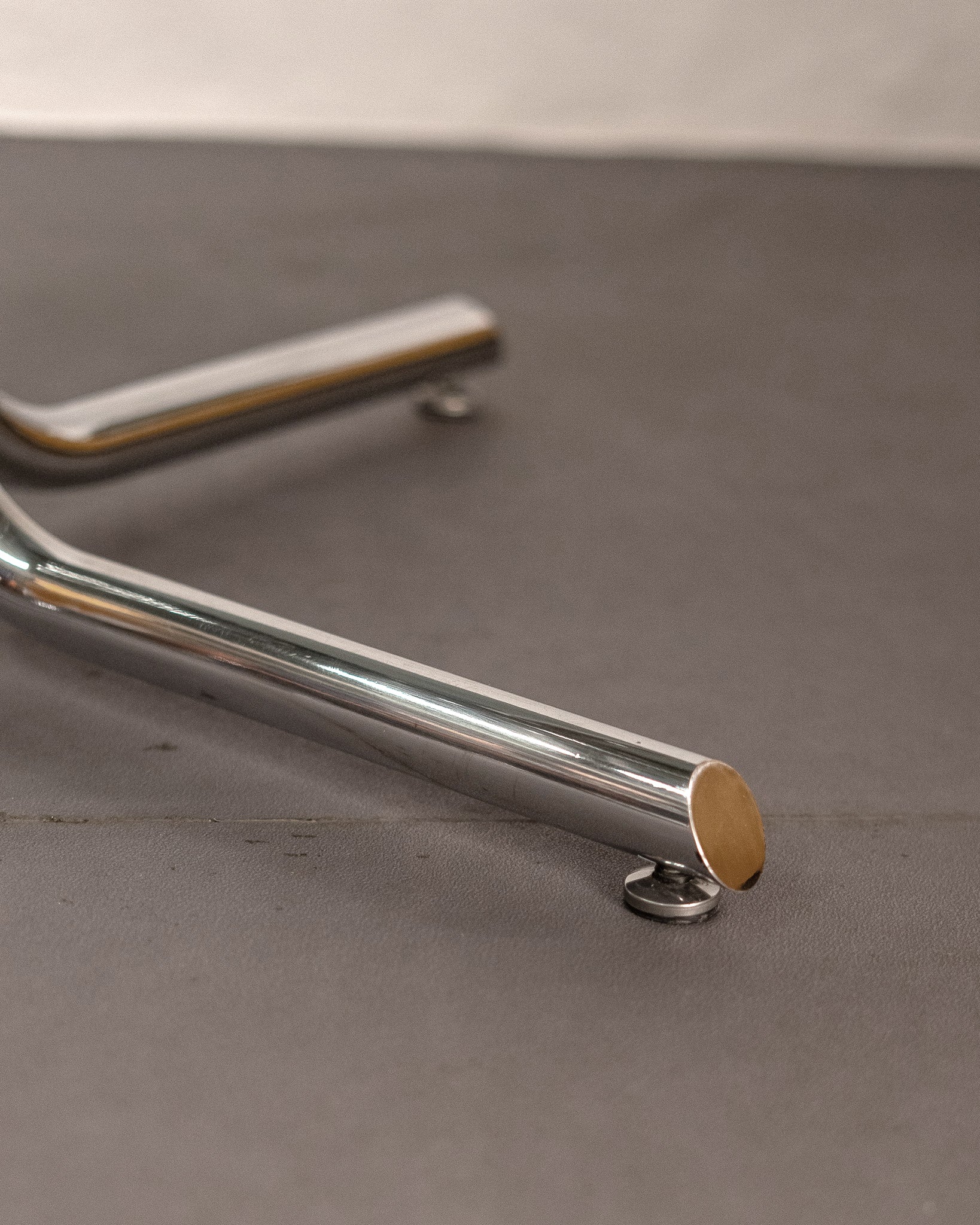 Round_Dining_Table_made_of_Tubular_Chrome_Steel_and_Smoked_Glass