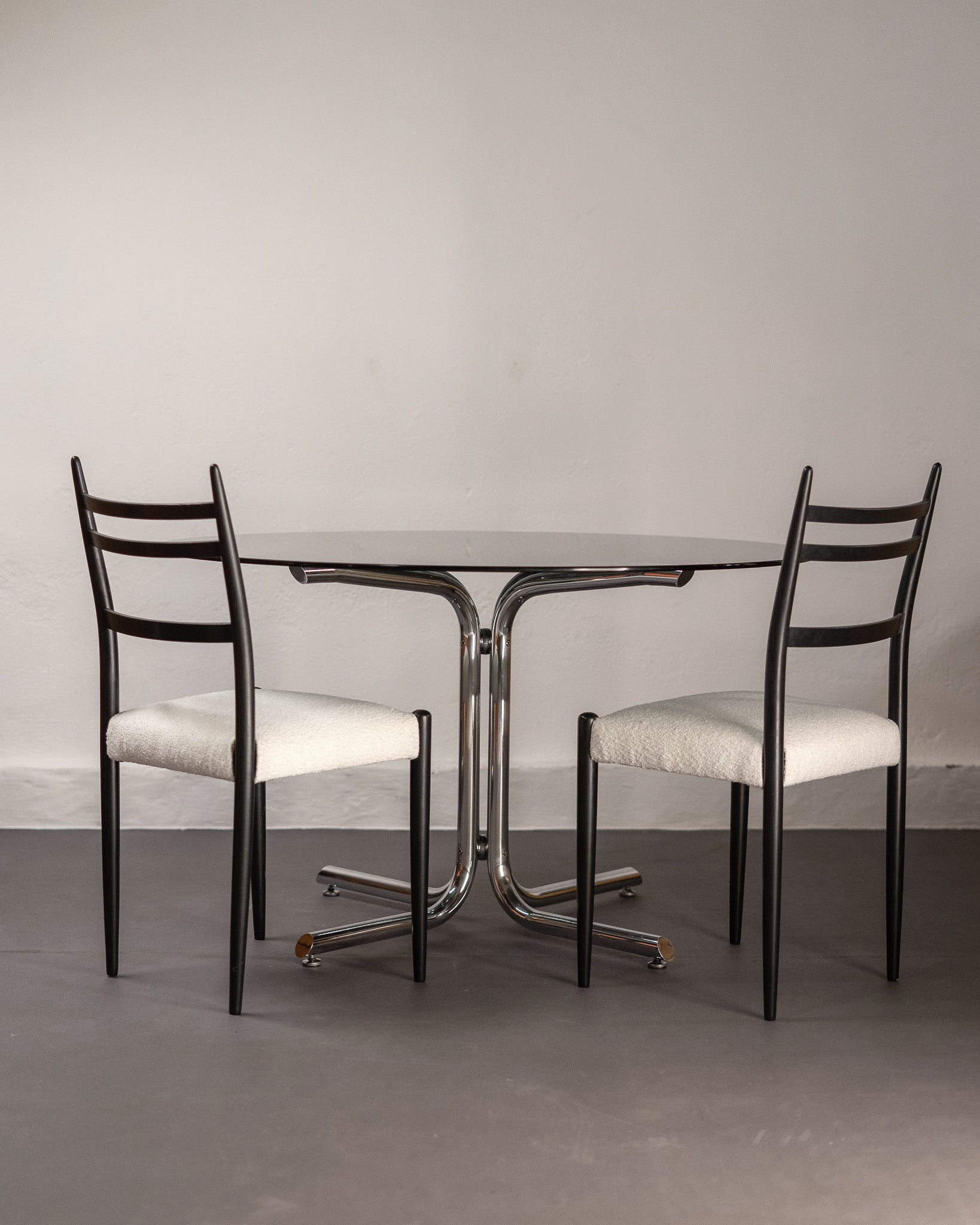 Round_Dining_Table_made_of_Tubular_Chrome_Steel_and_Smoked_Glass