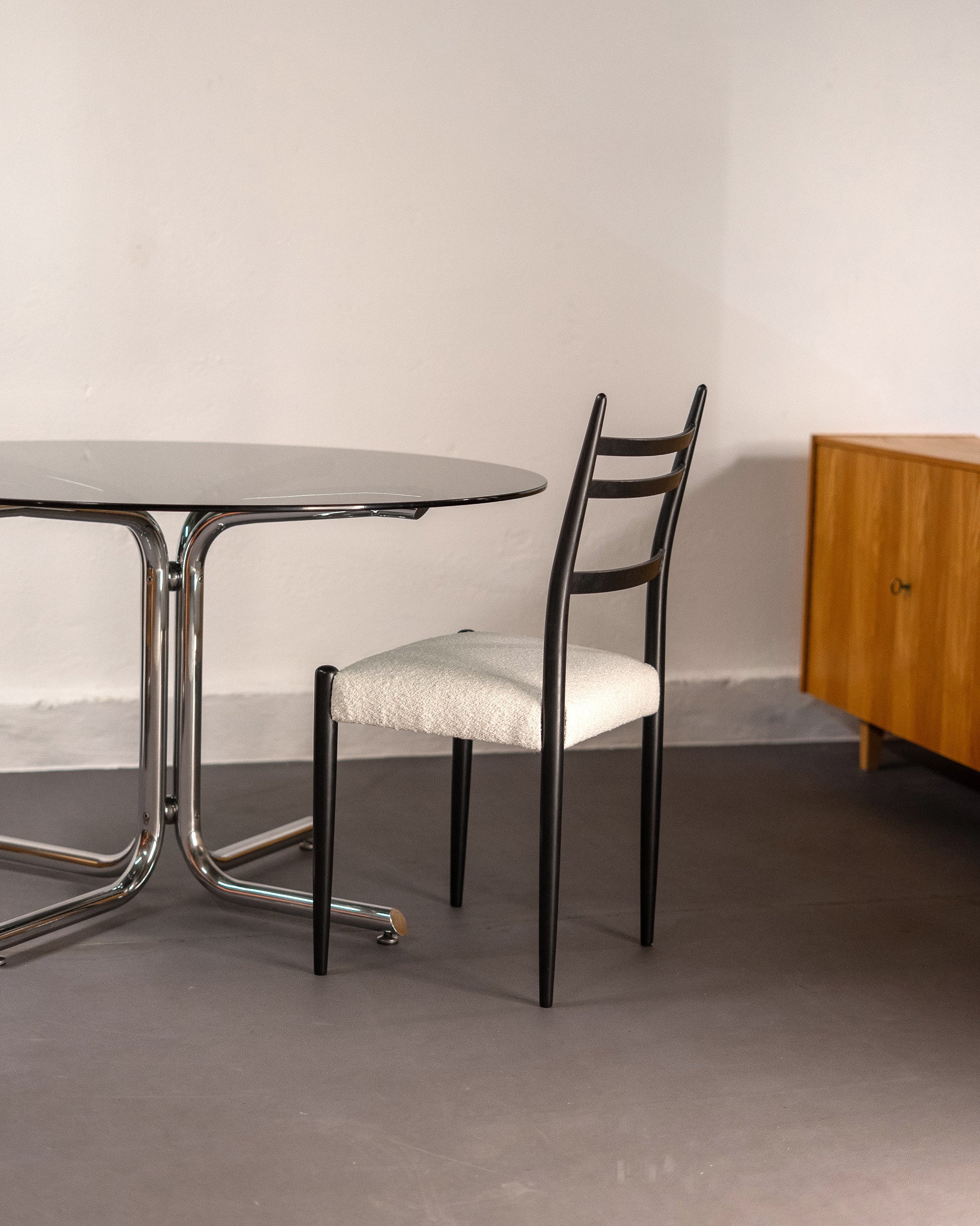 Round_Dining_Table_made_of_Tubular_Chrome_Steel_and_Smoked_Glass