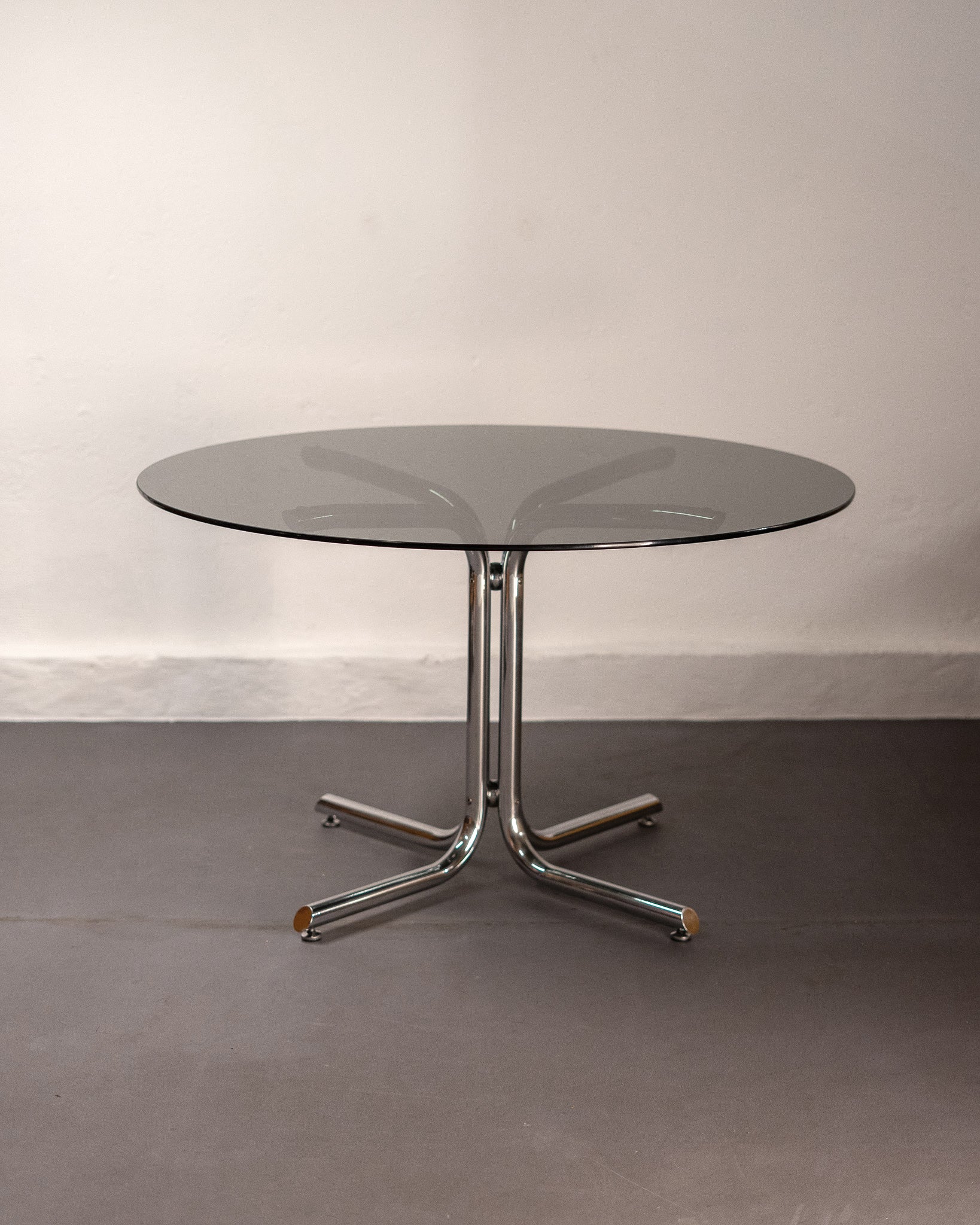 Round_Dining_Table_made_of_Tubular_Chrome_Steel_and_Smoked_Glass