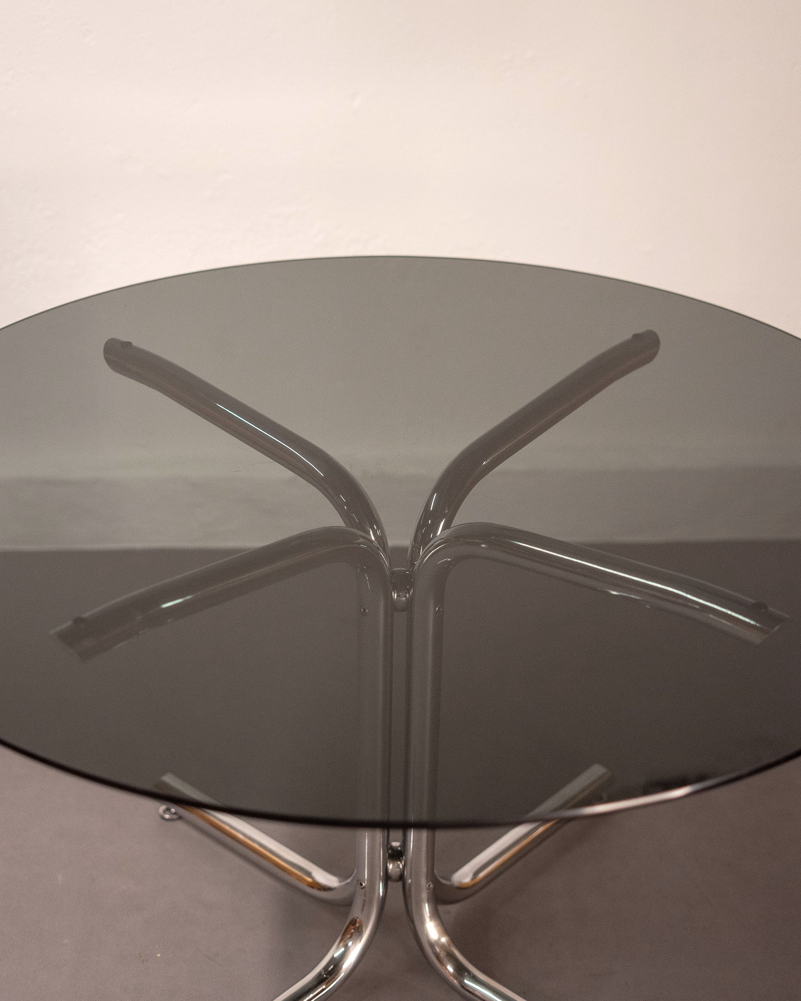 Round_Dining_Table_made_of_Tubular_Chrome_Steel_and_Smoked_Glass