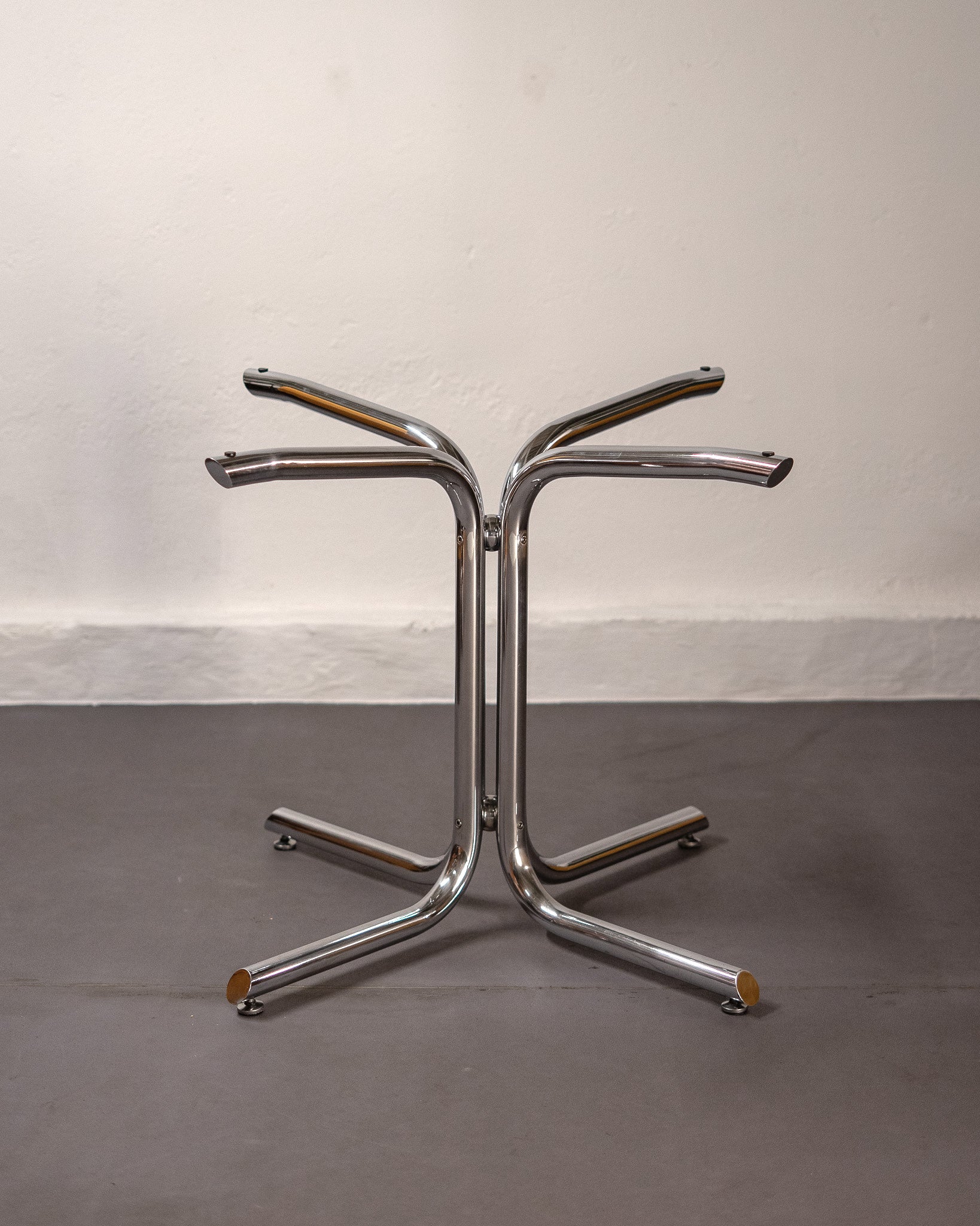 Round_Dining_Table_made_of_Tubular_Chrome_Steel_and_Smoked_Glass