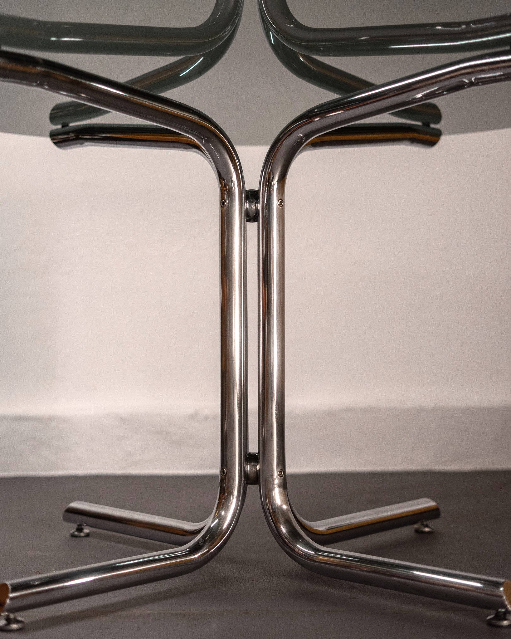 Round_Dining_Table_made_of_Tubular_Chrome_Steel_and_Smoked_Glass