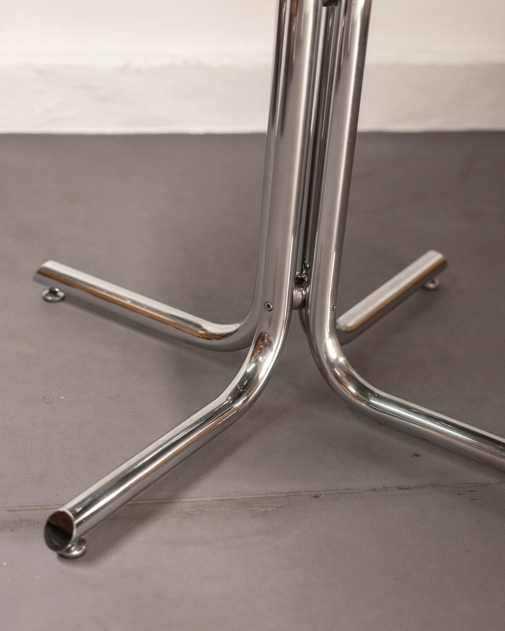 Round_Dining_Table_made_of_Tubular_Chrome_Steel_and_Smoked_Glass