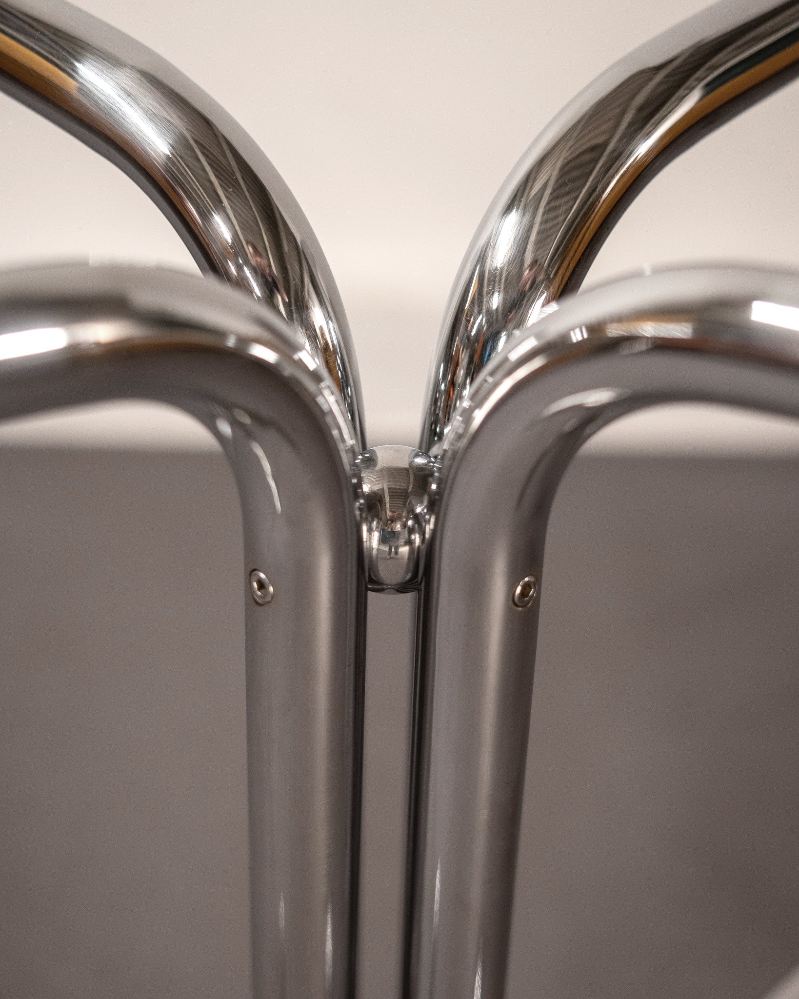 Round_Dining_Table_made_of_Tubular_Chrome_Steel_and_Smoked_Glass