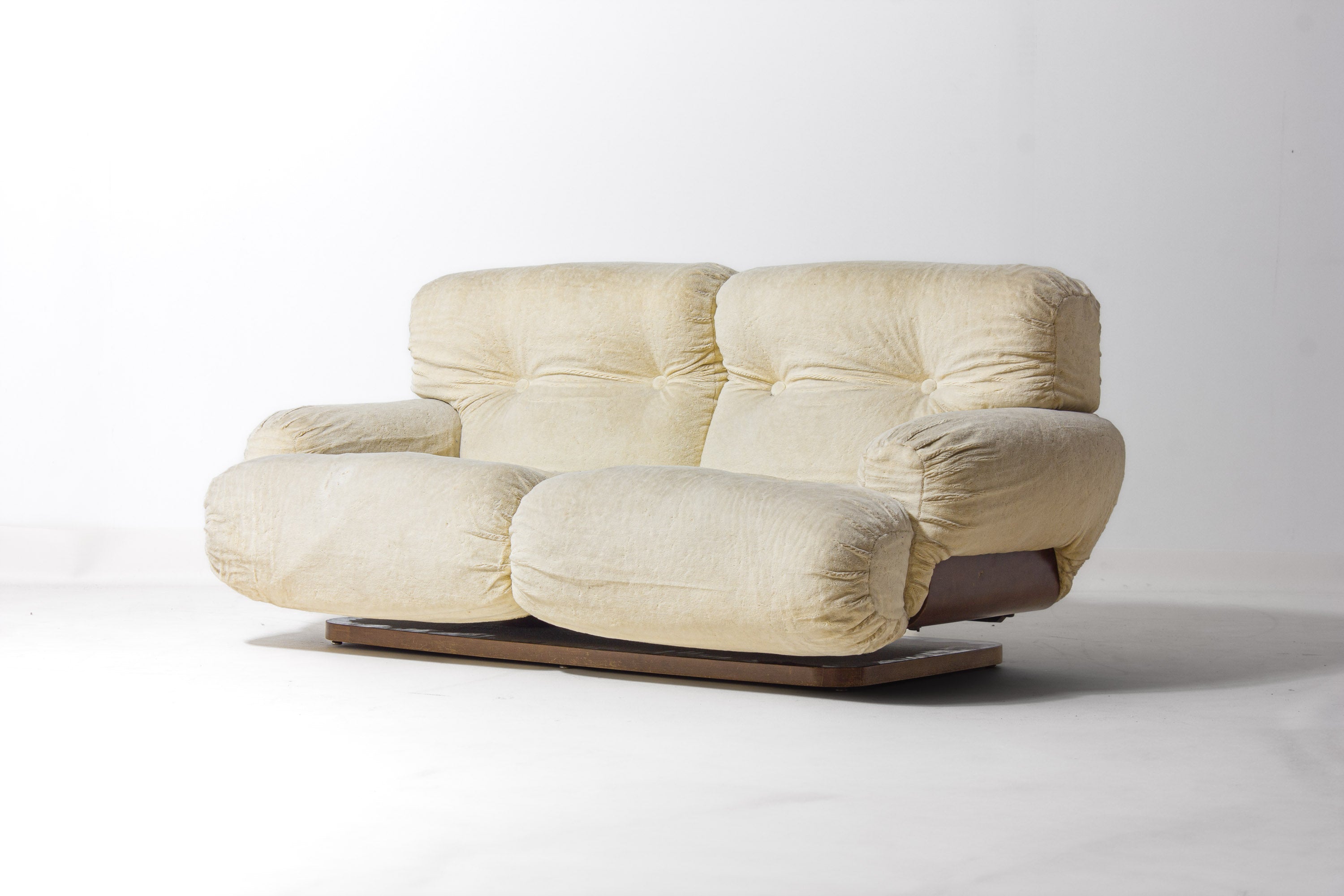 Vintage_Italian_Two_Seater_Plush_Sofa_with_Wooden_Base,_Cream_Lounge_Sofa,_1970s_Mid_Century_Modern