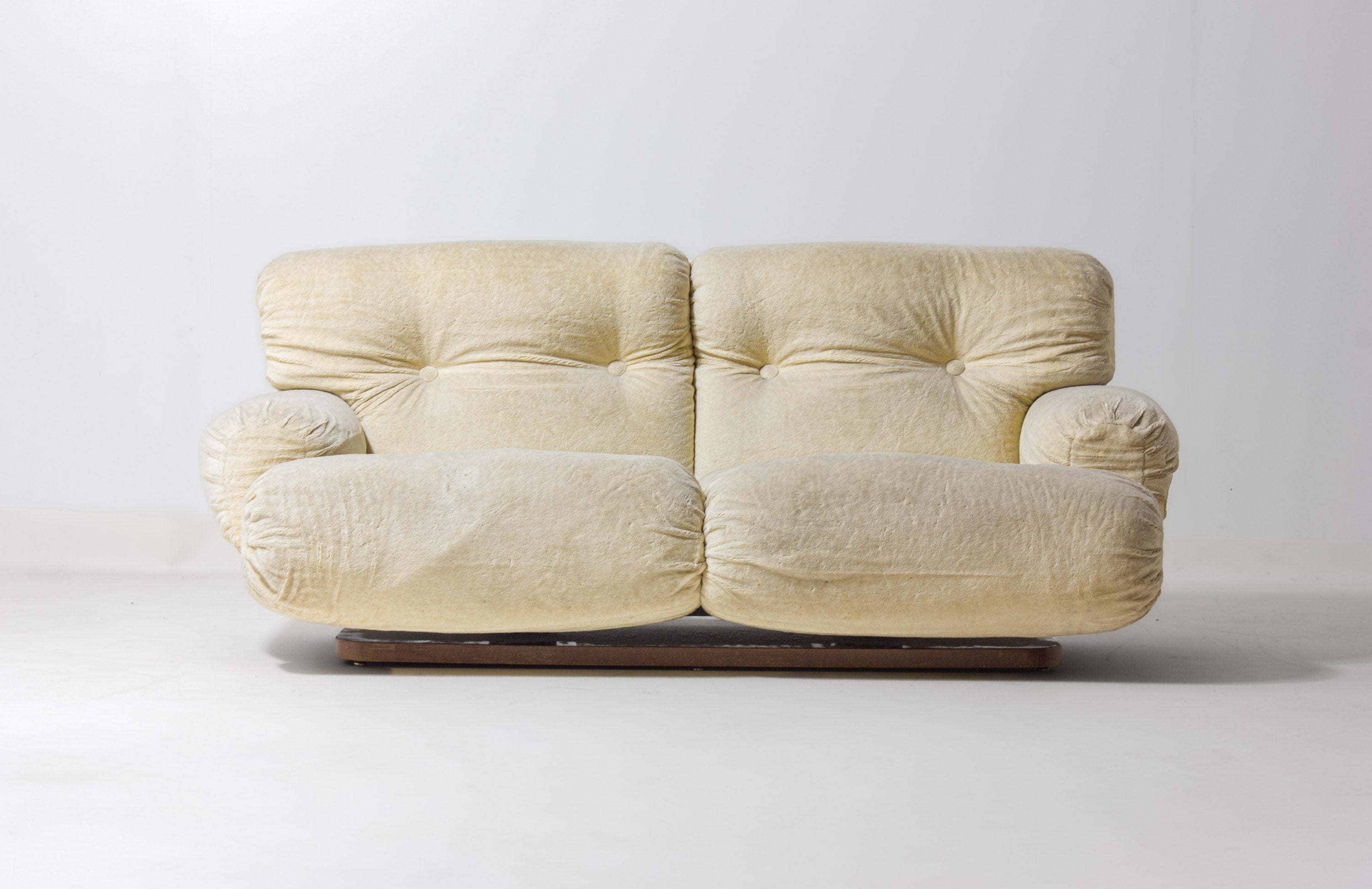 Vintage_Italian_Two_Seater_Plush_Sofa_with_Wooden_Base,_Cream_Lounge_Sofa,_1970s_Mid_Century_Modern