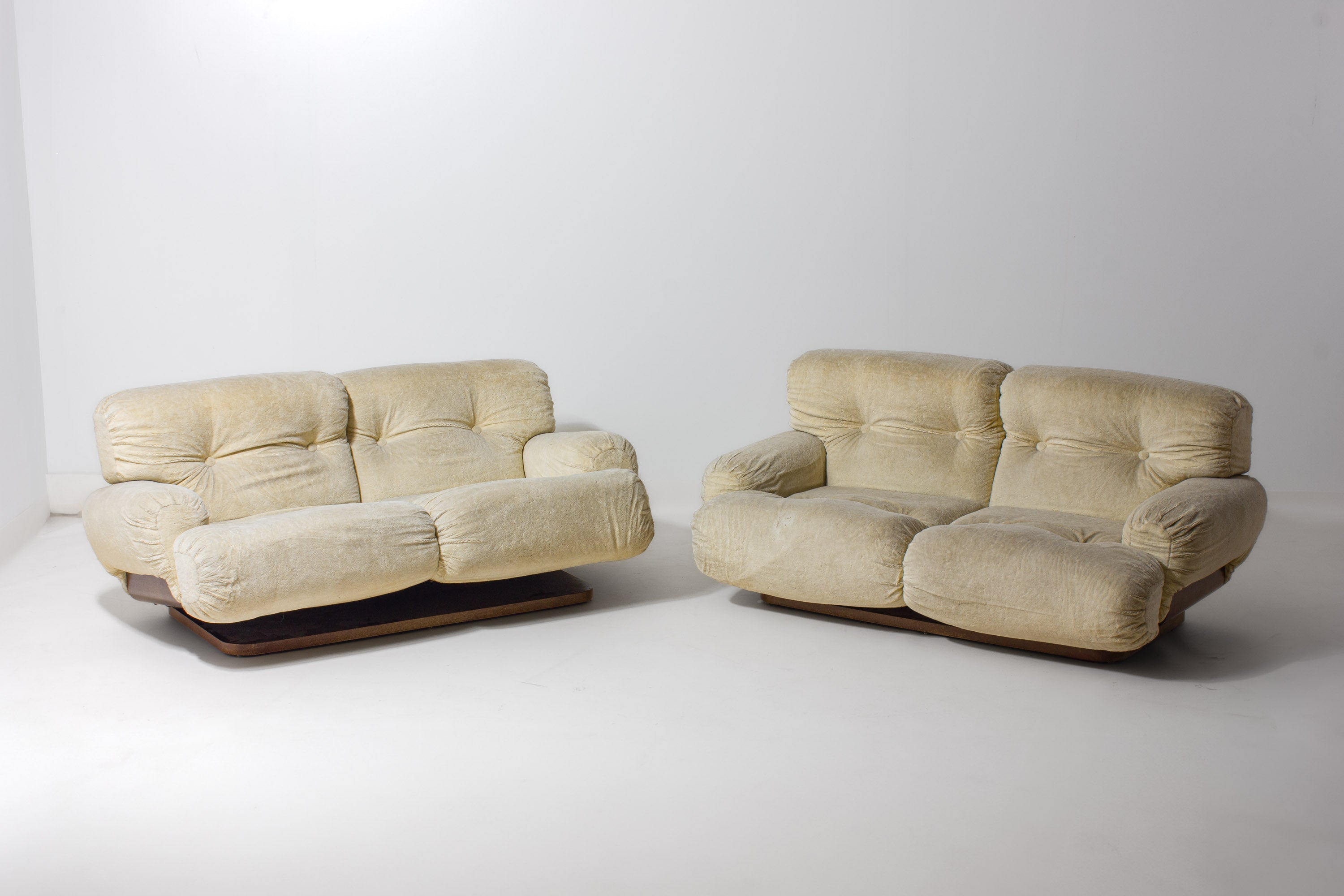 Vintage_Italian_Two_Seater_Plush_Sofa_with_Wooden_Base,_Cream_Lounge_Sofa,_1970s_Mid_Century_Modern
