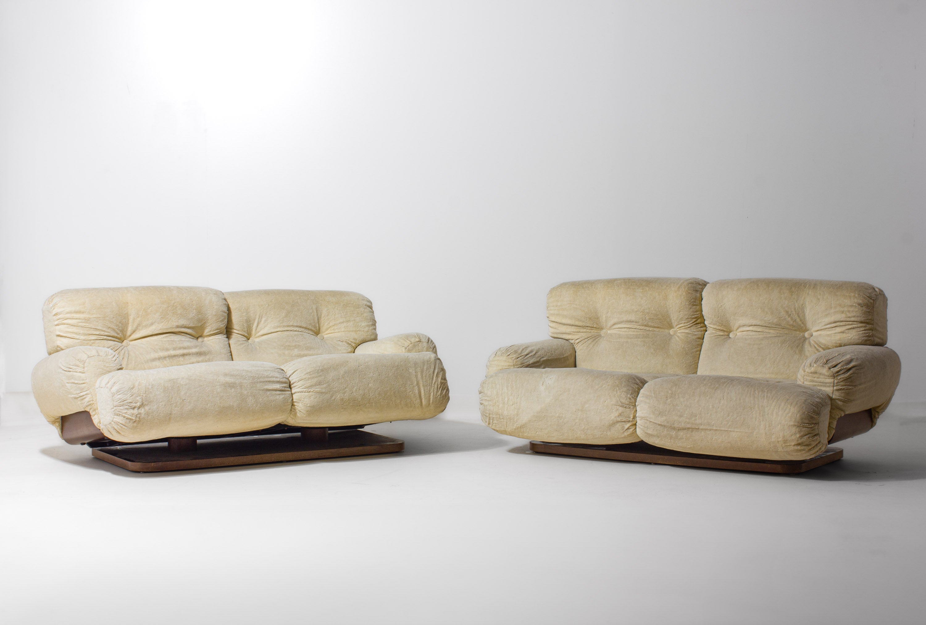 Vintage_Italian_Two_Seater_Plush_Sofa_with_Wooden_Base,_Cream_Lounge_Sofa,_1970s_Mid_Century_Modern