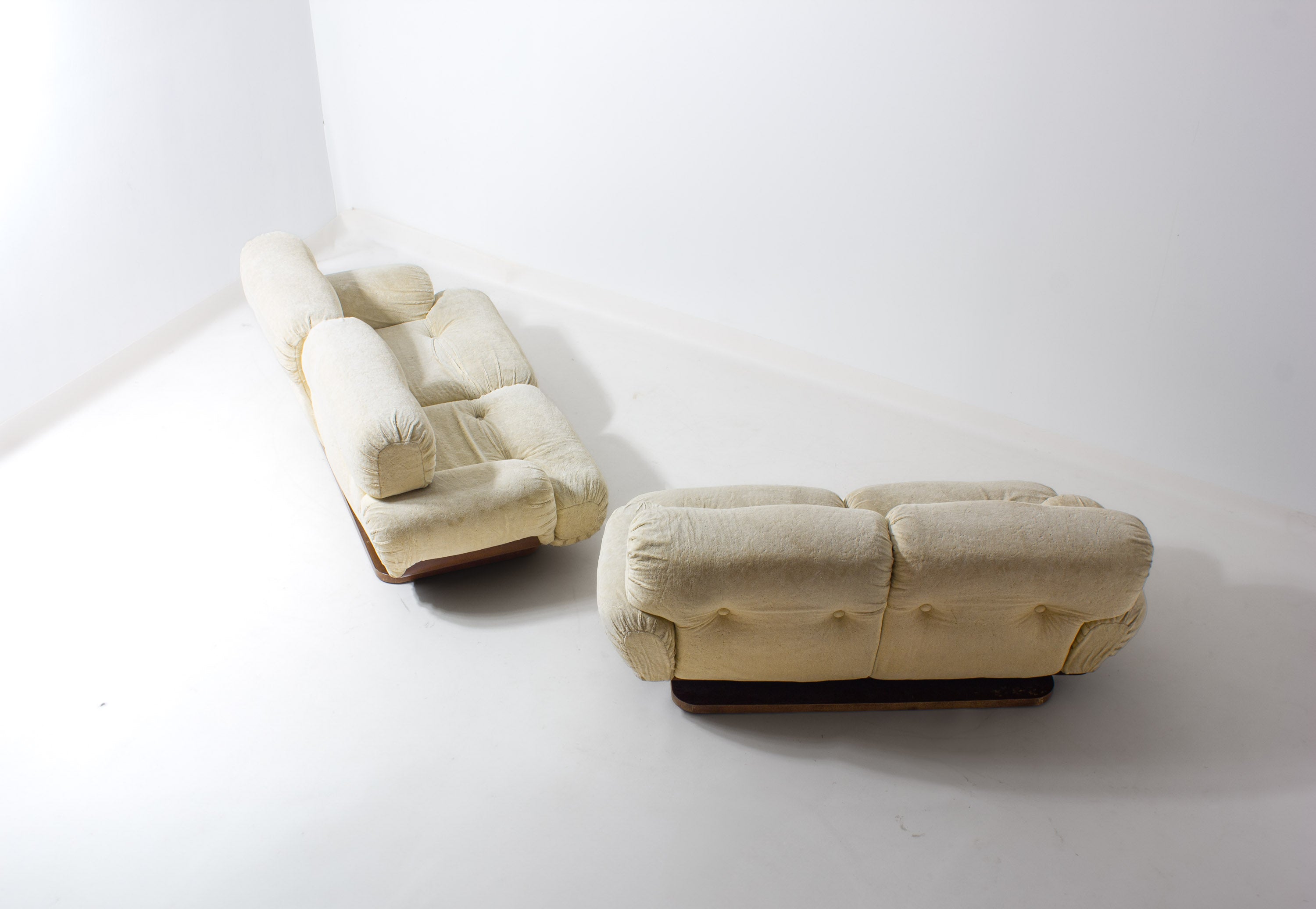 Vintage_Italian_Two_Seater_Plush_Sofa_with_Wooden_Base,_Cream_Lounge_Sofa,_1970s_Mid_Century_Modern