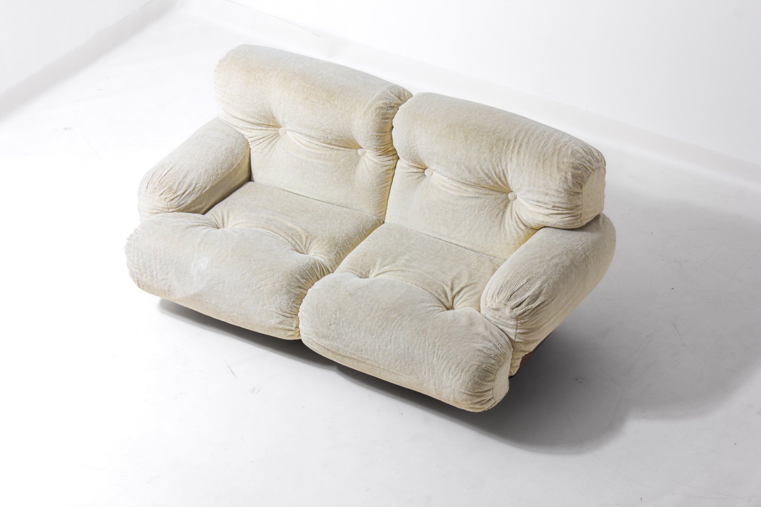 Vintage_Italian_Two_Seater_Plush_Sofa_with_Wooden_Base,_Cream_Lounge_Sofa,_1970s_Mid_Century_Modern