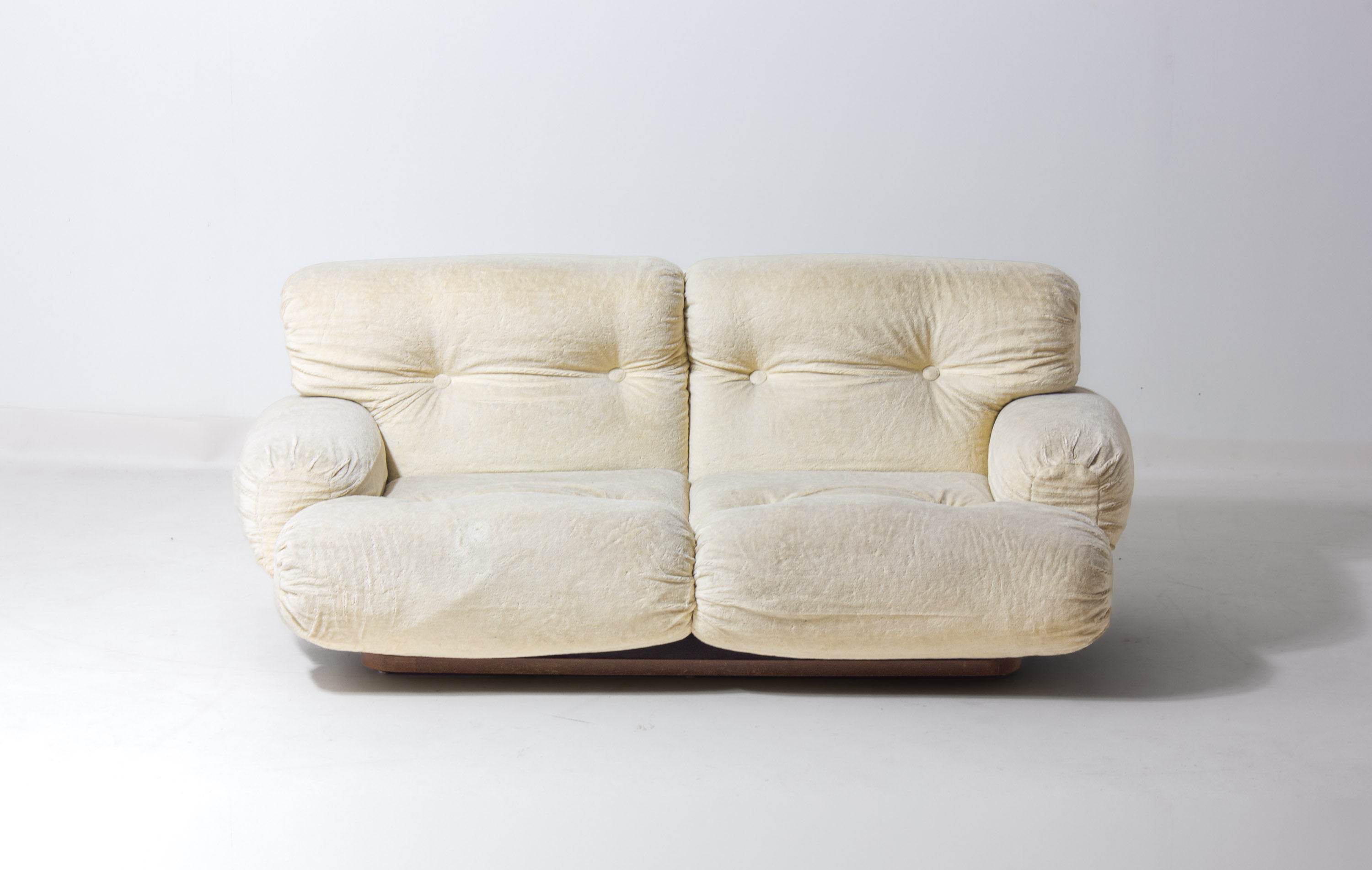 Vintage_Italian_Two_Seater_Plush_Sofa_with_Wooden_Base,_Cream_Lounge_Sofa,_1970s_Mid_Century_Modern