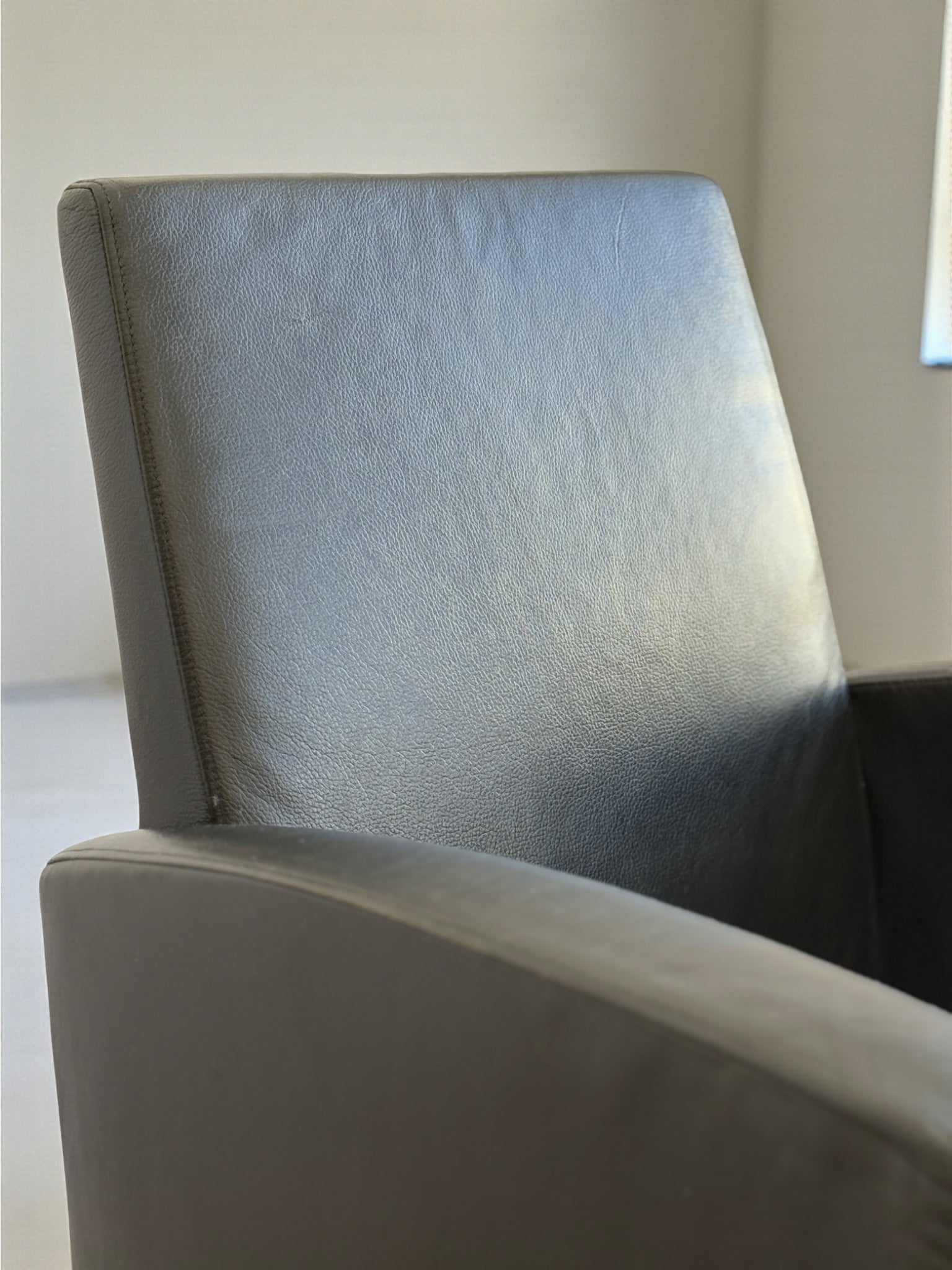 Set_of_2_J._Lang_armchairs_by_Philippe_Starck_for_Aleph,_1989