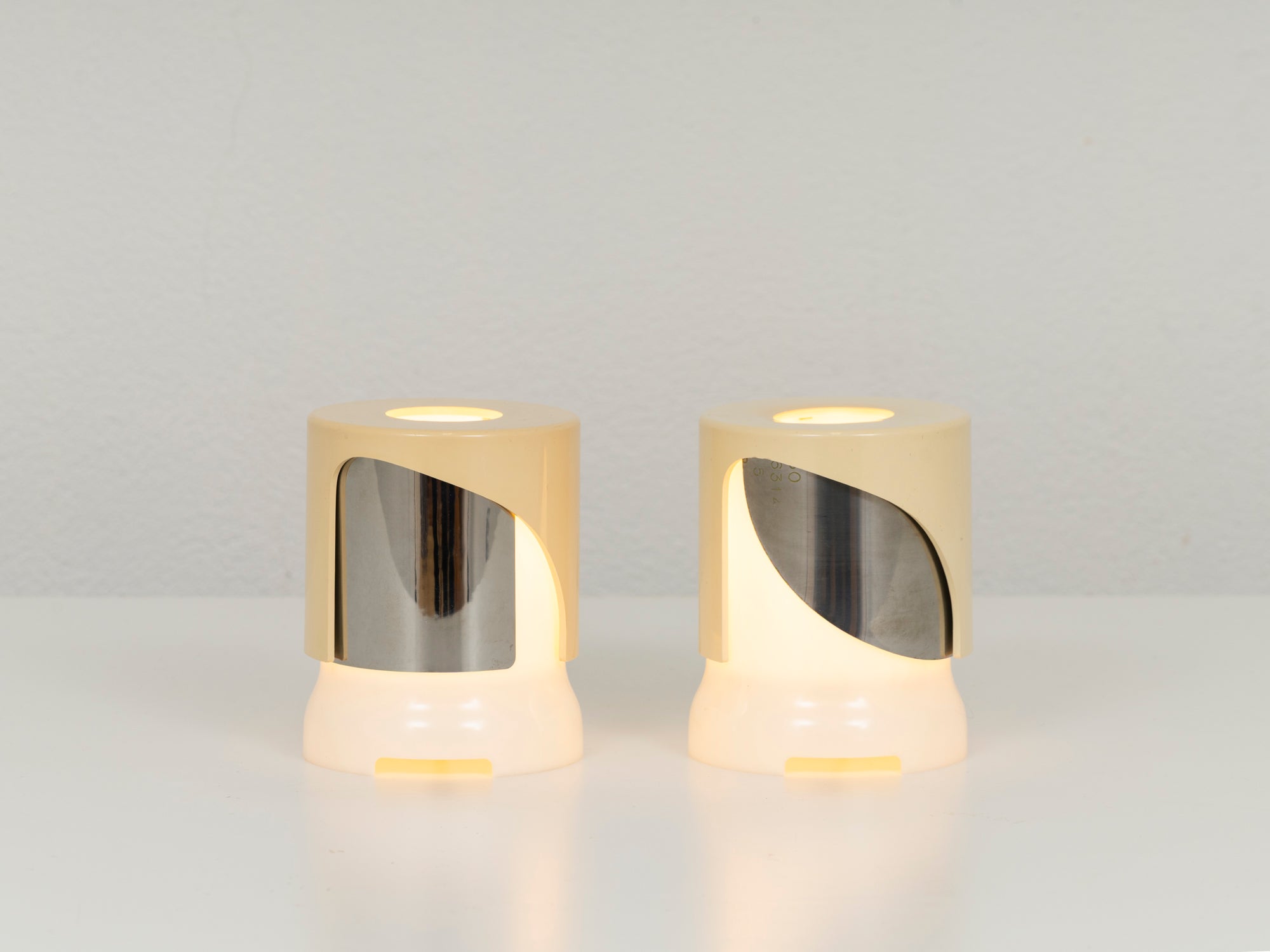 Joe_Colombo_KD24_Table_Lamp_for_Kartell,_Perspex_&_Aluminium,_Italy,_1964