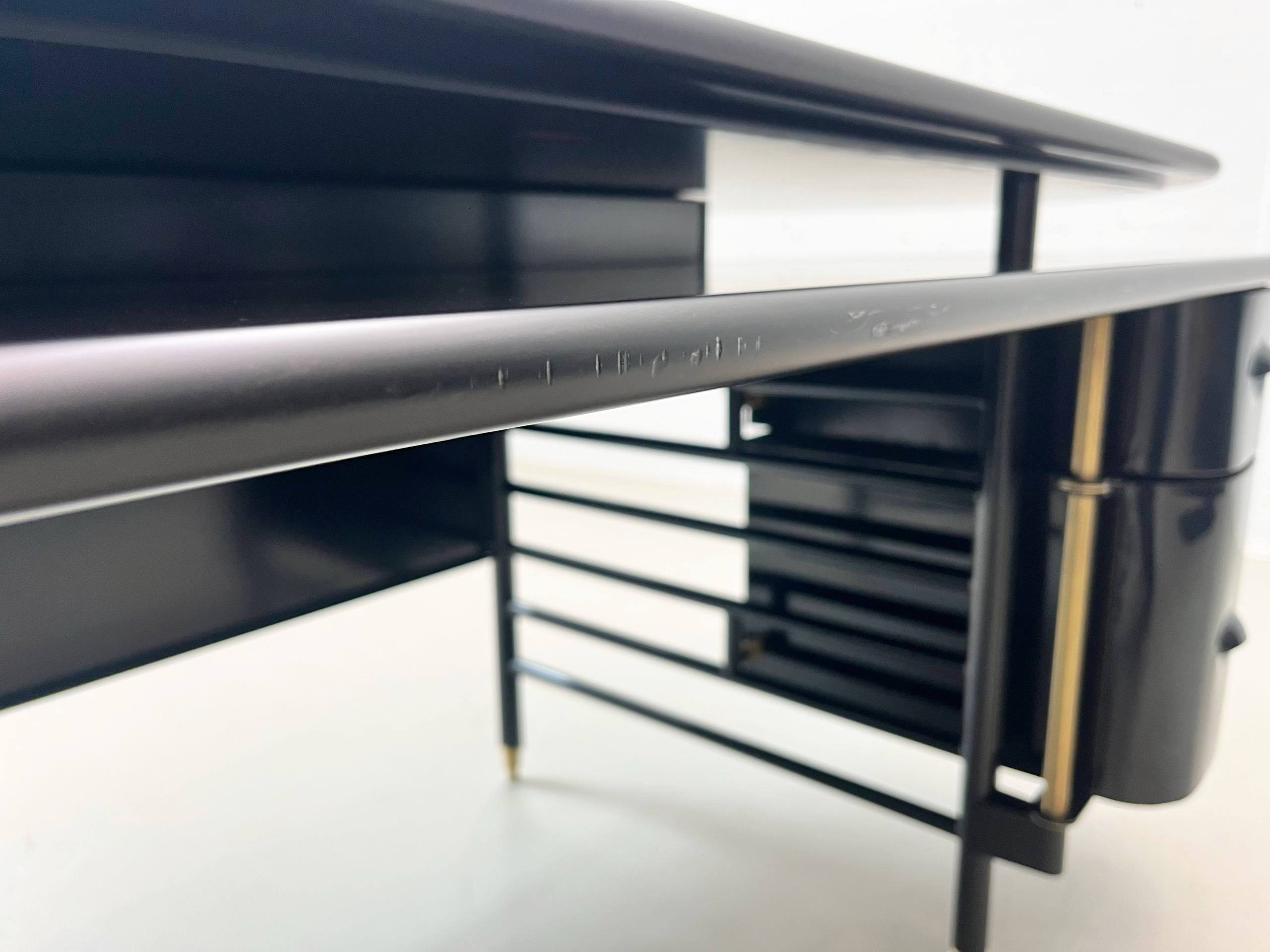 Johnson_Wax_Desk_Model_617_by_Frank_Lloyd_Wright_for_Cassina,_1992s