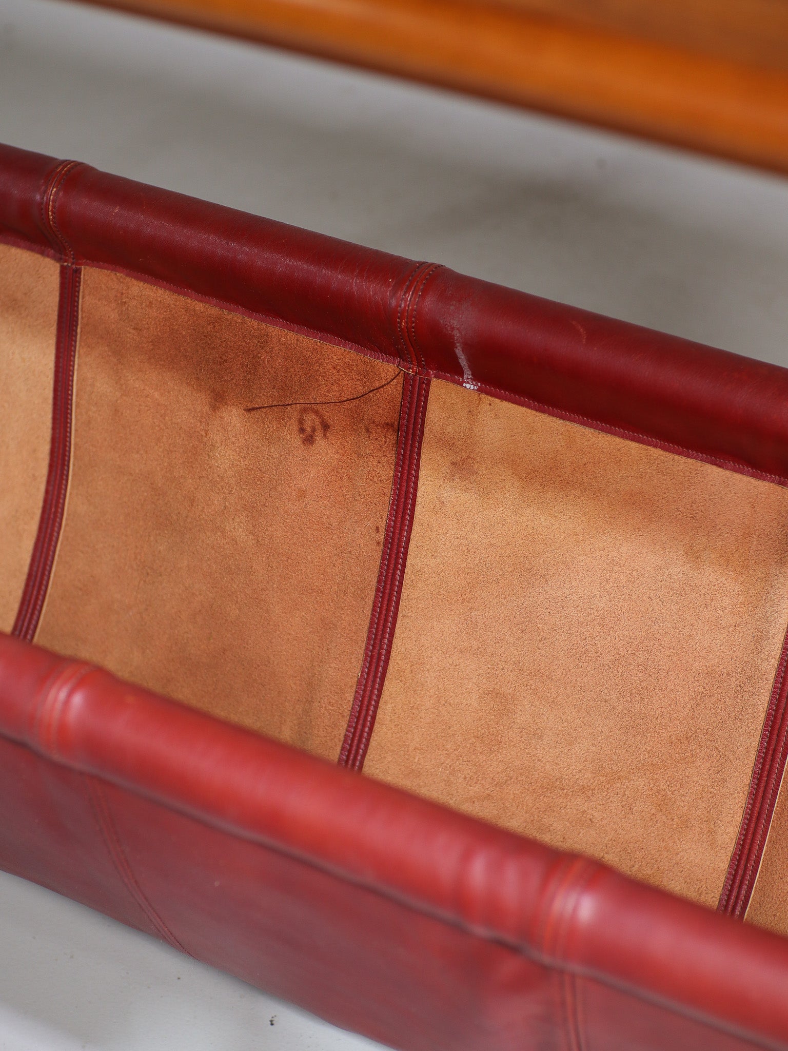 Jumbo_bookcase_Luigi_Massoni_Poltrona_Frau,_Italy_1971