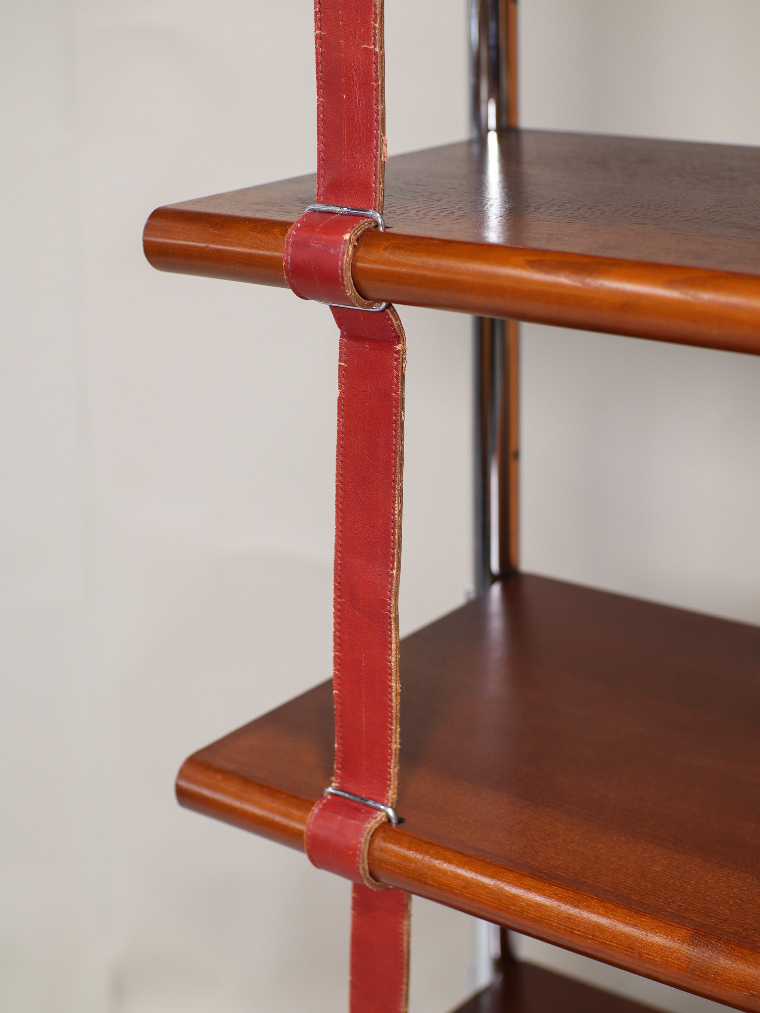 Jumbo_bookcase_Luigi_Massoni_Poltrona_Frau,_Italy_1971