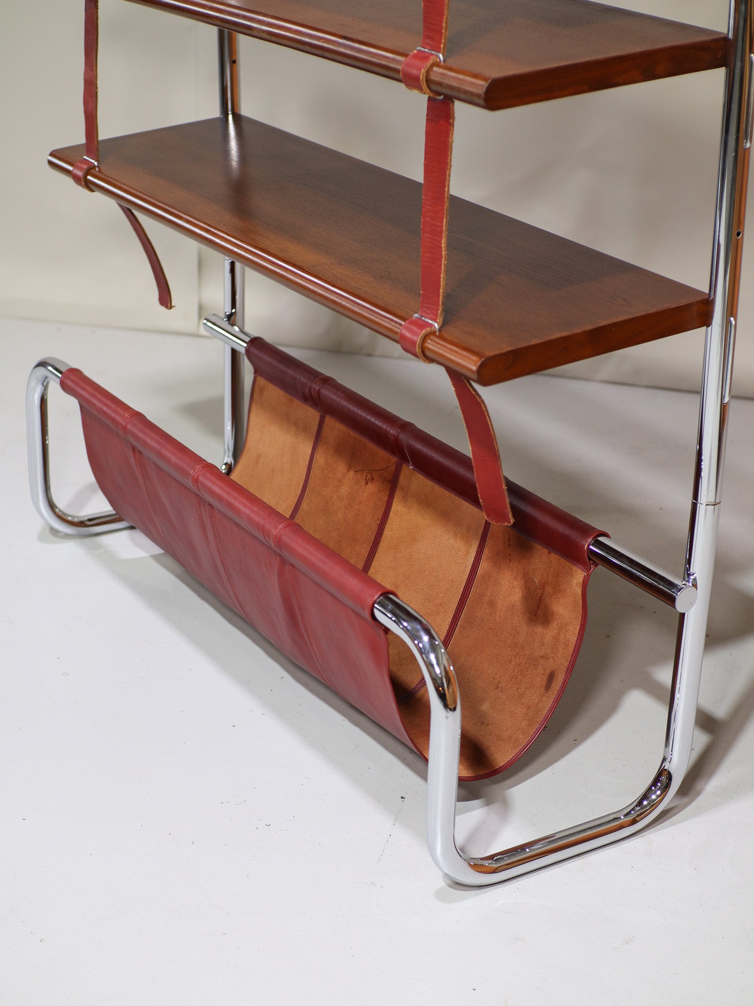 Jumbo_bookcase_Luigi_Massoni_Poltrona_Frau,_Italy_1971