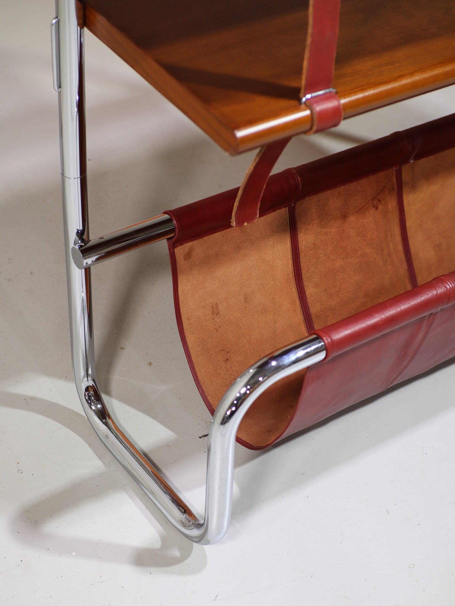 Jumbo_bookcase_Luigi_Massoni_Poltrona_Frau,_Italy_1971