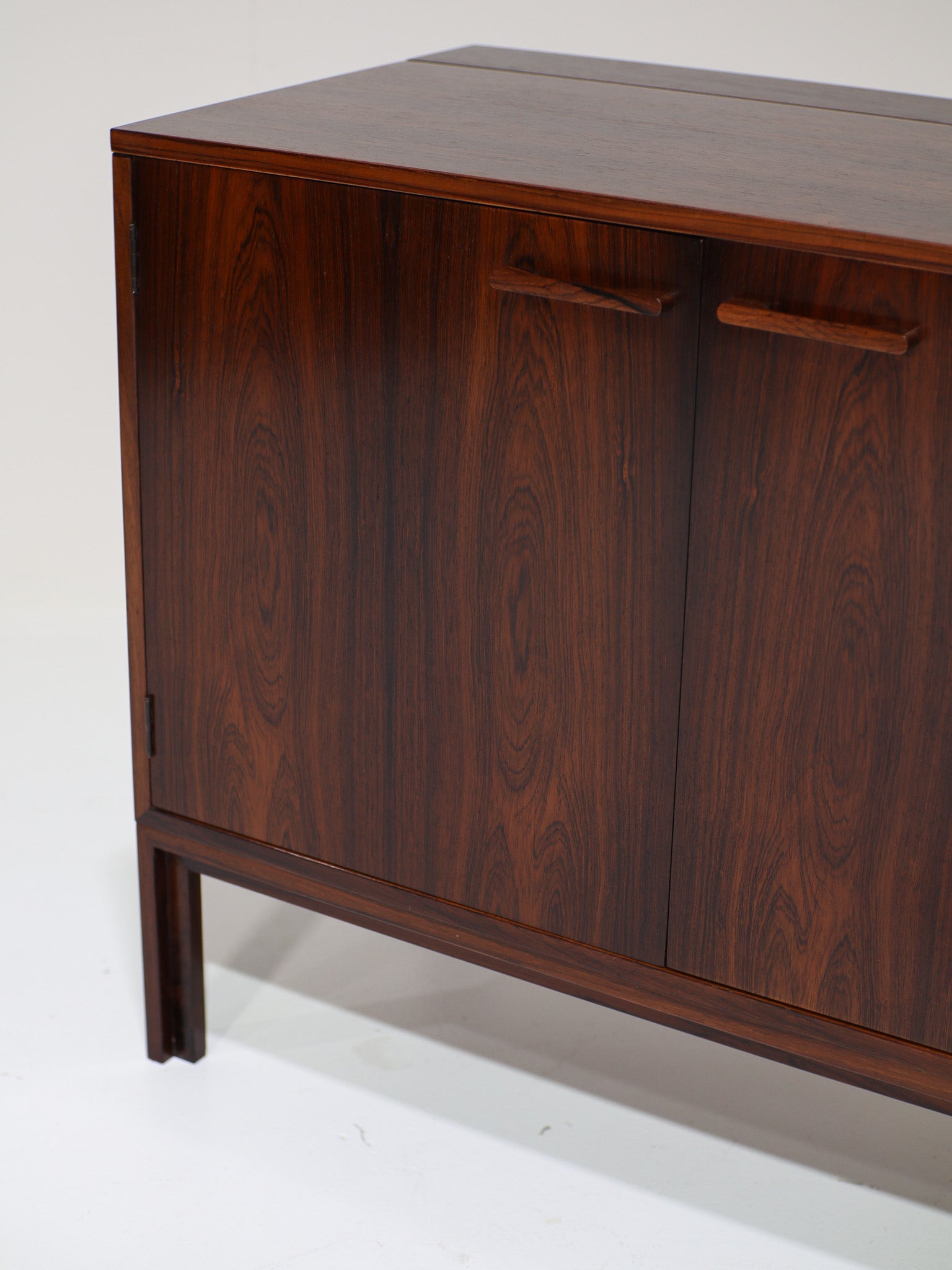 Kai_Kristiansen_bar_cabinet_in_rosewood_Denmark_1960s