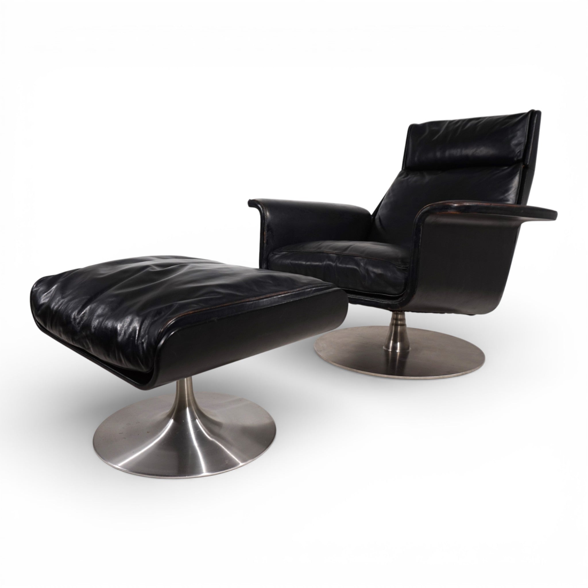 Set_of_Kaufeld_Siesta_62_leather_lounge_chair_with_ottoman_by_Jacques_Brule,_1960