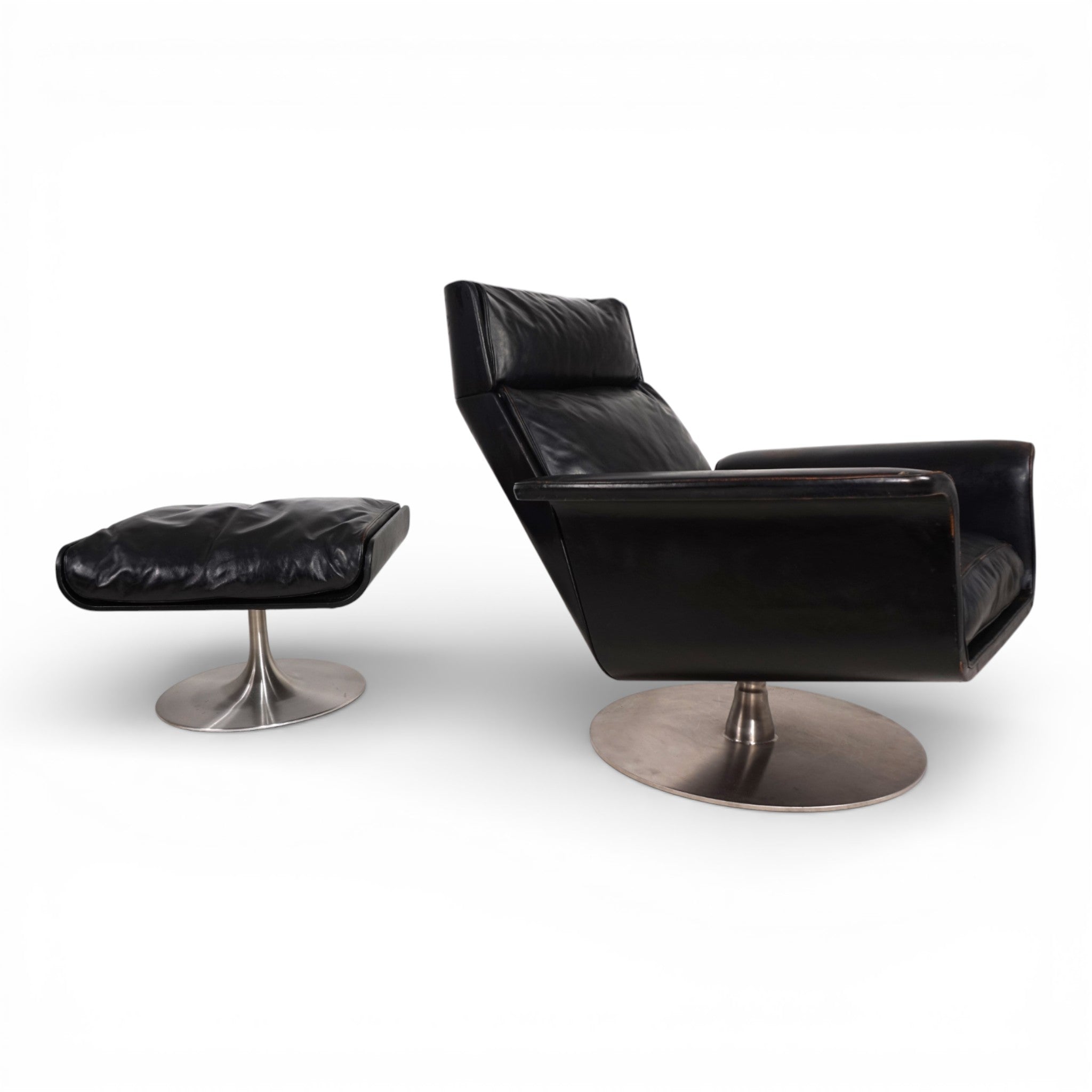 Set_of_Kaufeld_Siesta_62_leather_lounge_chair_with_ottoman_by_Jacques_Brule,_1960