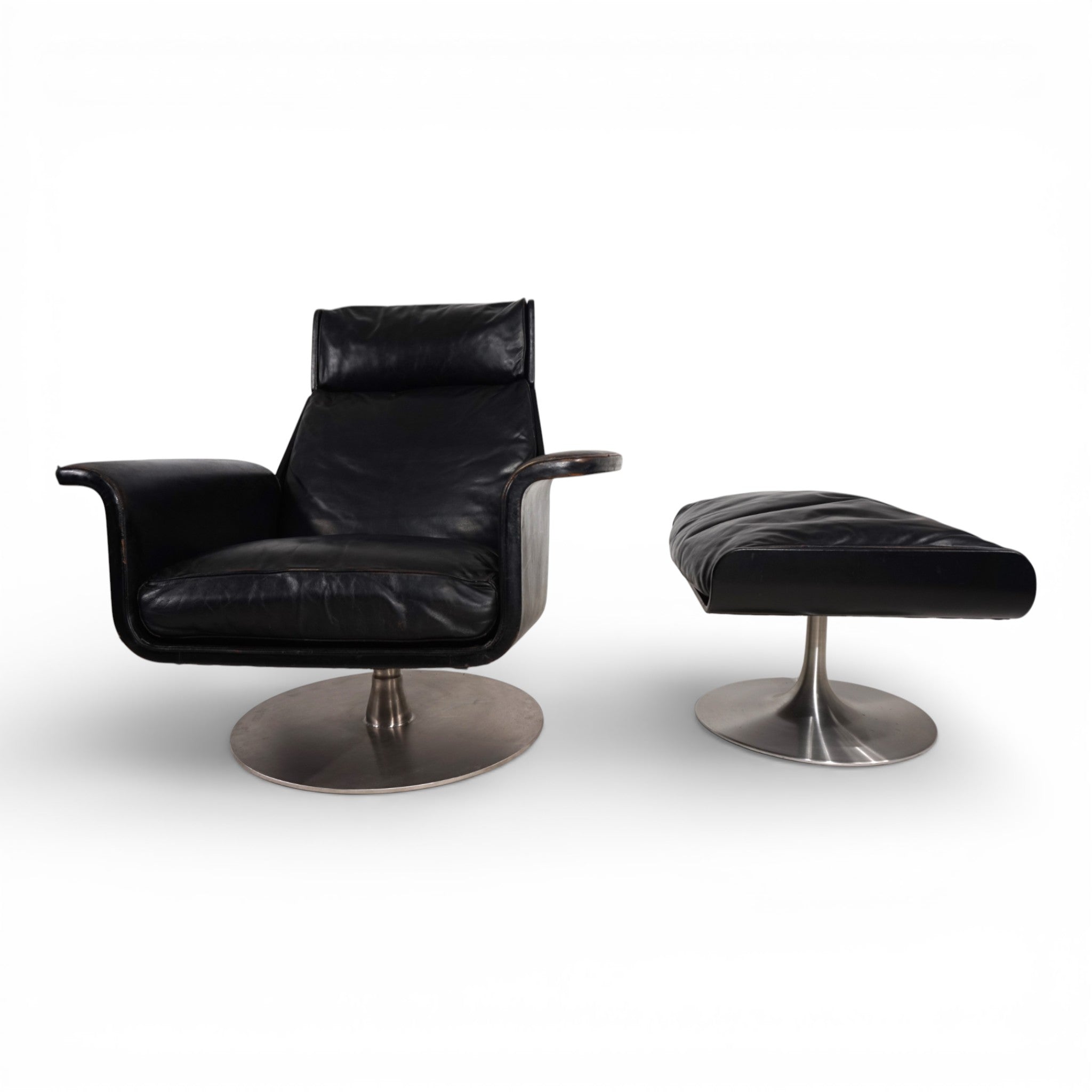 Set_of_Kaufeld_Siesta_62_leather_lounge_chair_with_ottoman_by_Jacques_Brule,_1960