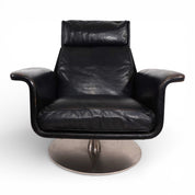 Set_of_Kaufeld_Siesta_62_leather_lounge_chair_with_ottoman_by_Jacques_Brule,_1960