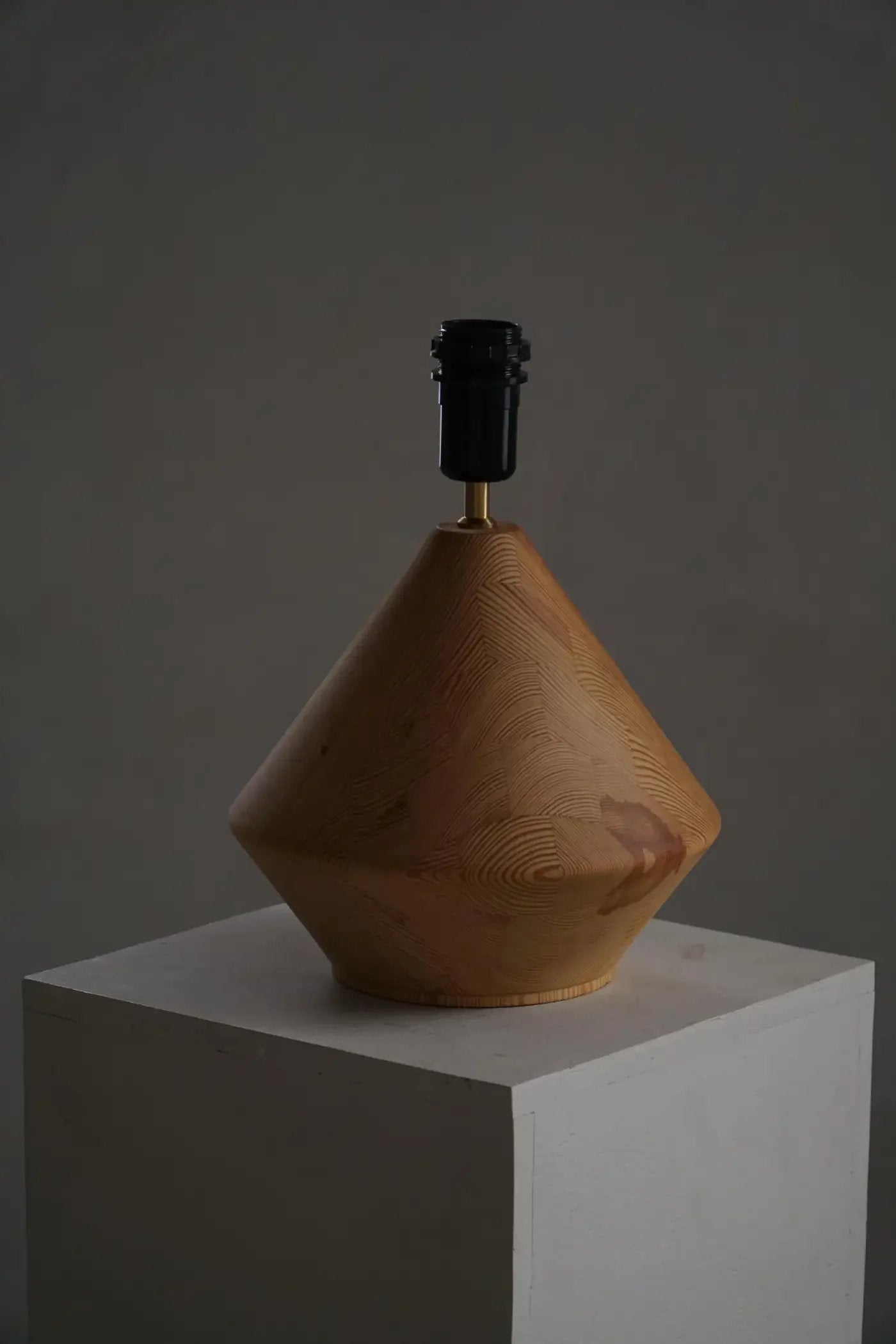 Kirk_Sculptural_Wooden_Table_Lamp