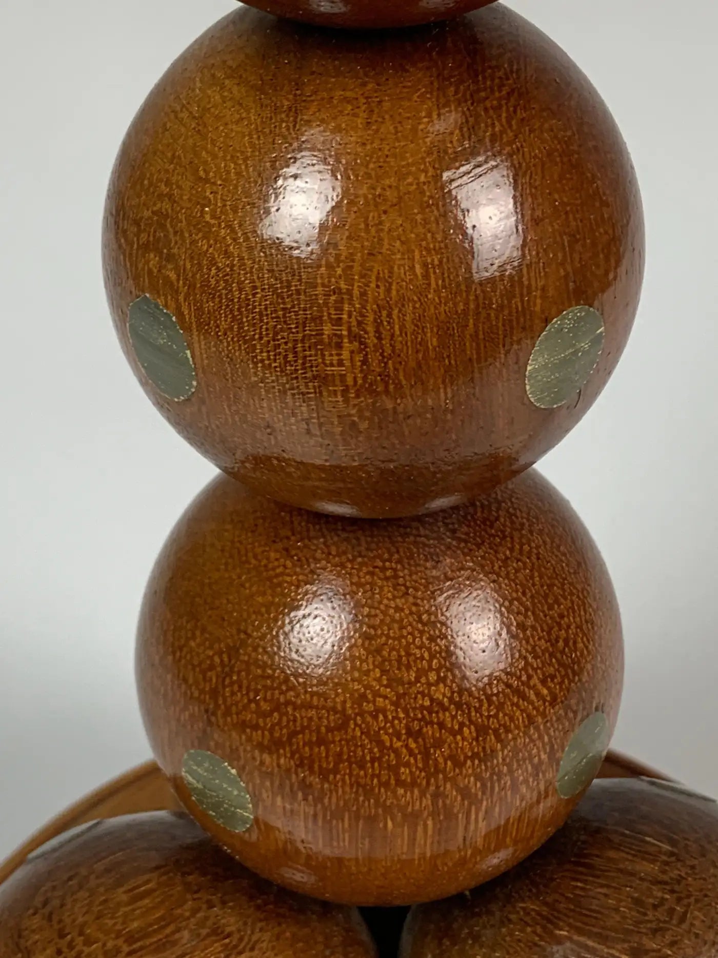 Dutch_handcrafted_commemorative_wooden_sphere_ball_table_lamp,_1976