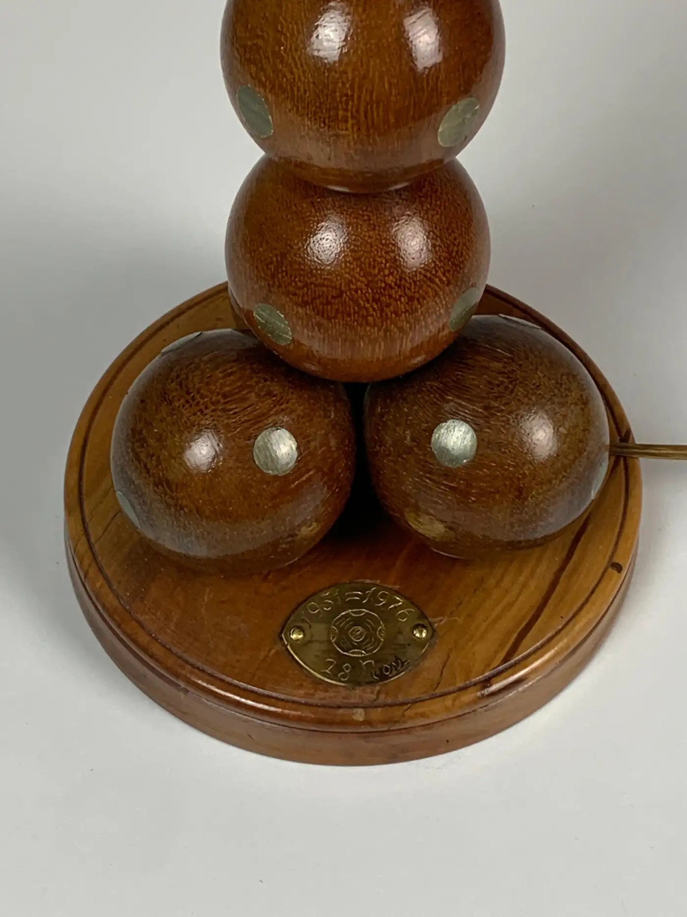 Dutch_handcrafted_commemorative_wooden_sphere_ball_table_lamp,_1976